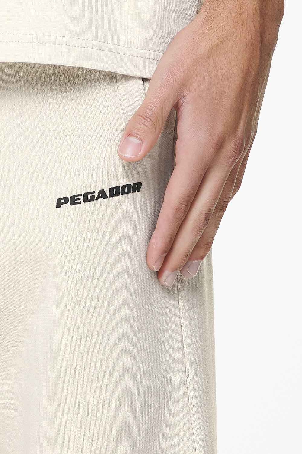 Pegador Logo Heavy Sweat Jogger Washed Dust Cream Gum Detailshot aus der Do not Disturb Kollektion für Herren