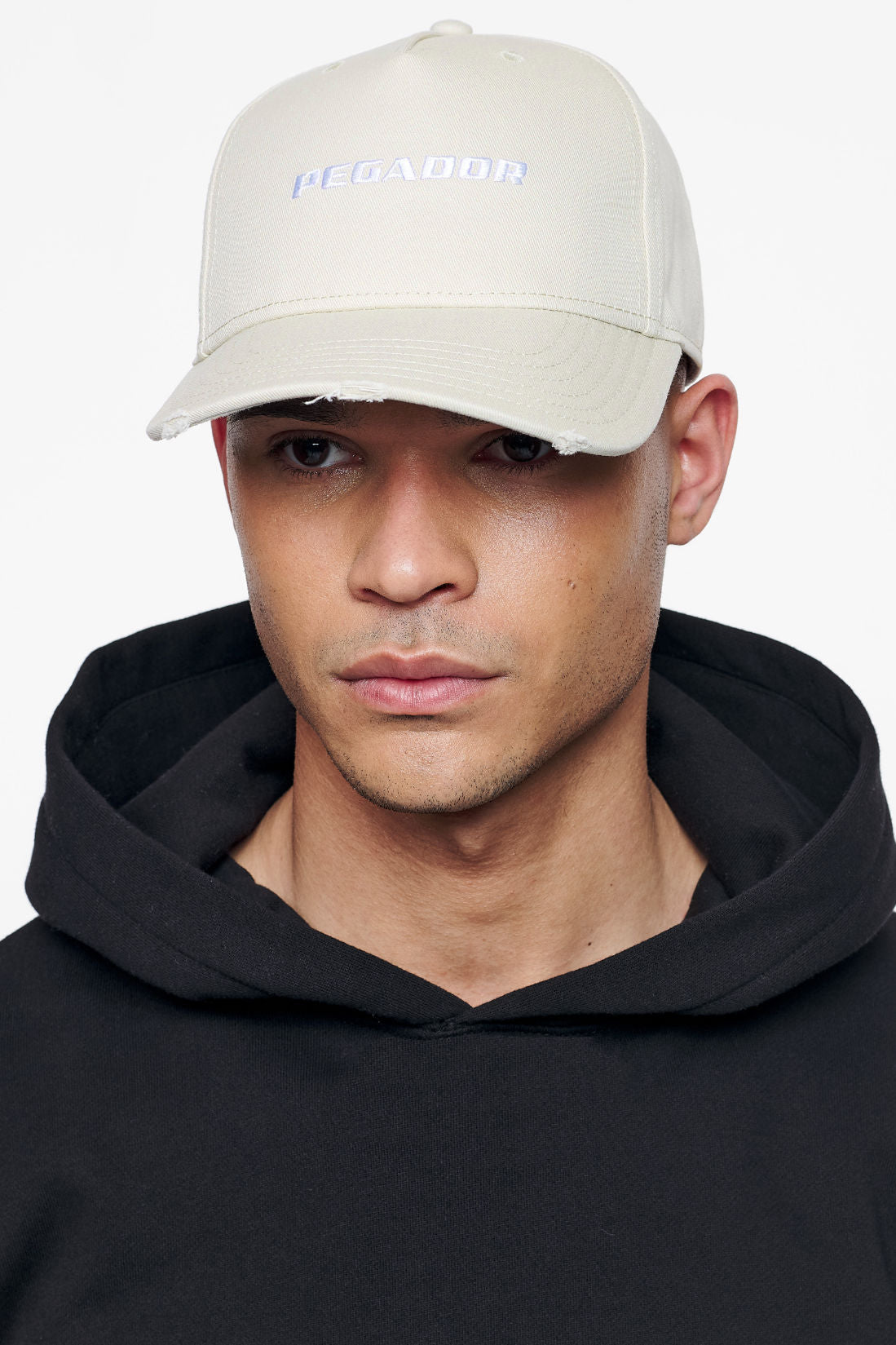 Pegador Reo Destroyed Cap Sand White Hauptansicht aus der Finer Things Kollektion für Herren
