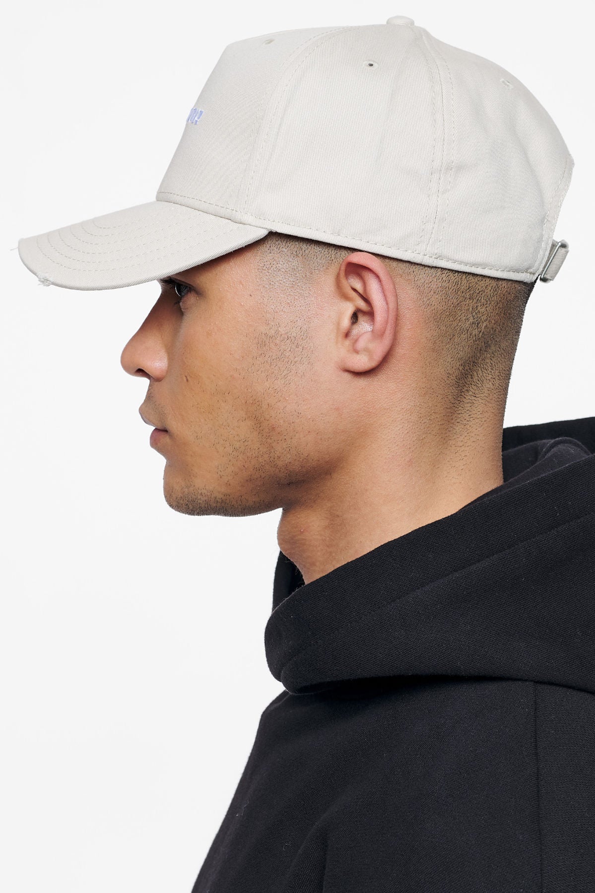 Pegador Reo Destroyed Cap Sand White Ganzkörper Bild aus der Finer Things Kollektion für Herren