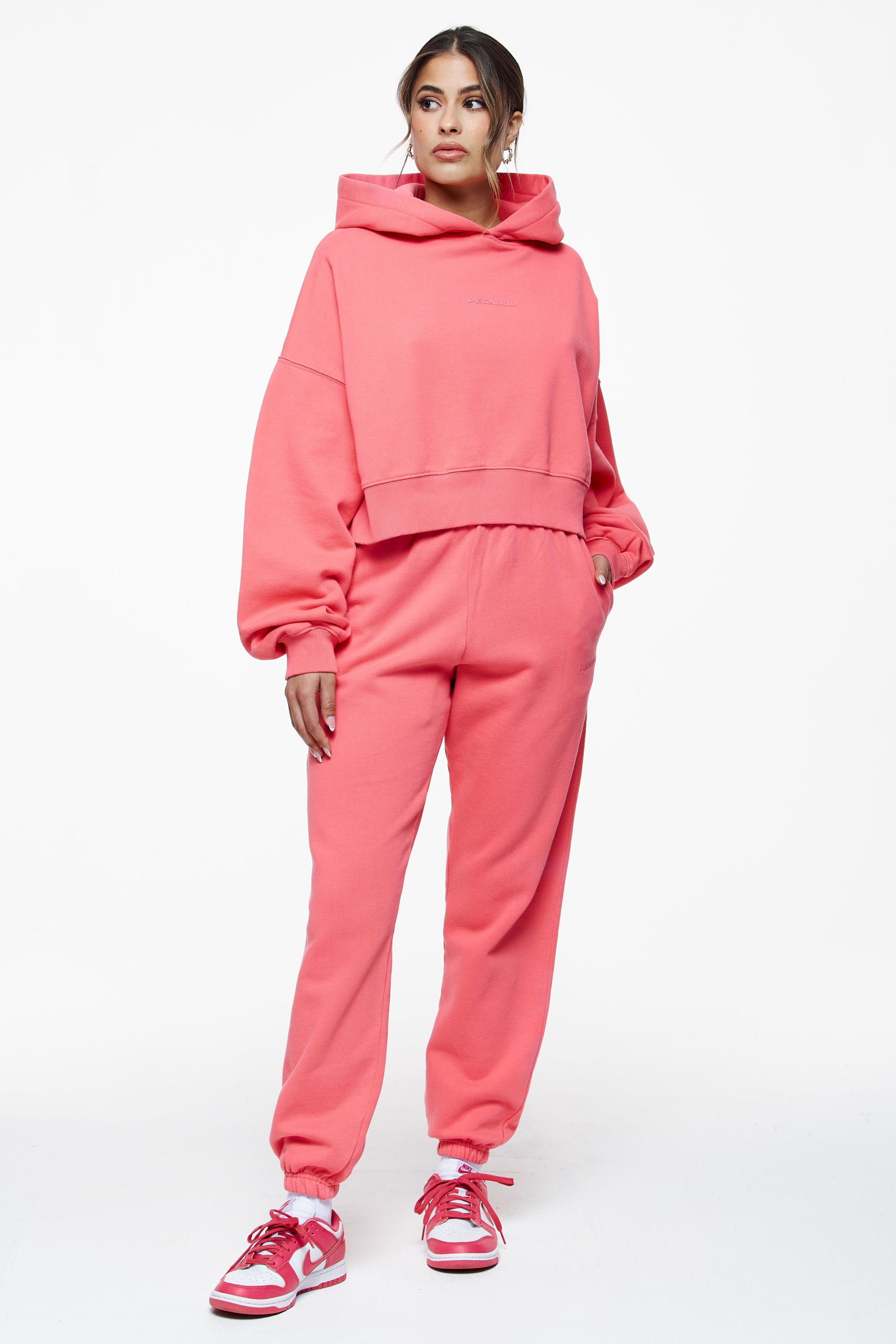 Pegador Villa High Waisted Sweat Pants Vintage Washed Strawberry Gum Ganzkörper Bild aus der Finer Things Kollektion für DaHerren