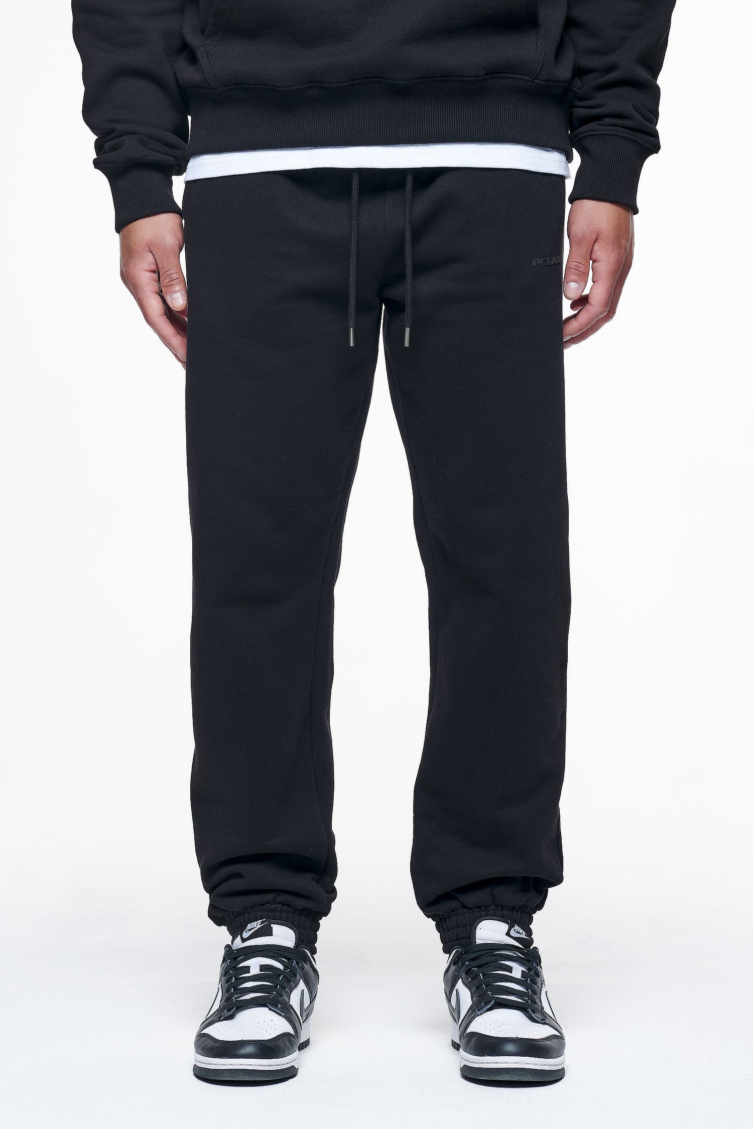 Pegador Logo Heavy Sweat Jogger Black Black Gum Hauptansicht aus der Finer Things Kollektion für Herren