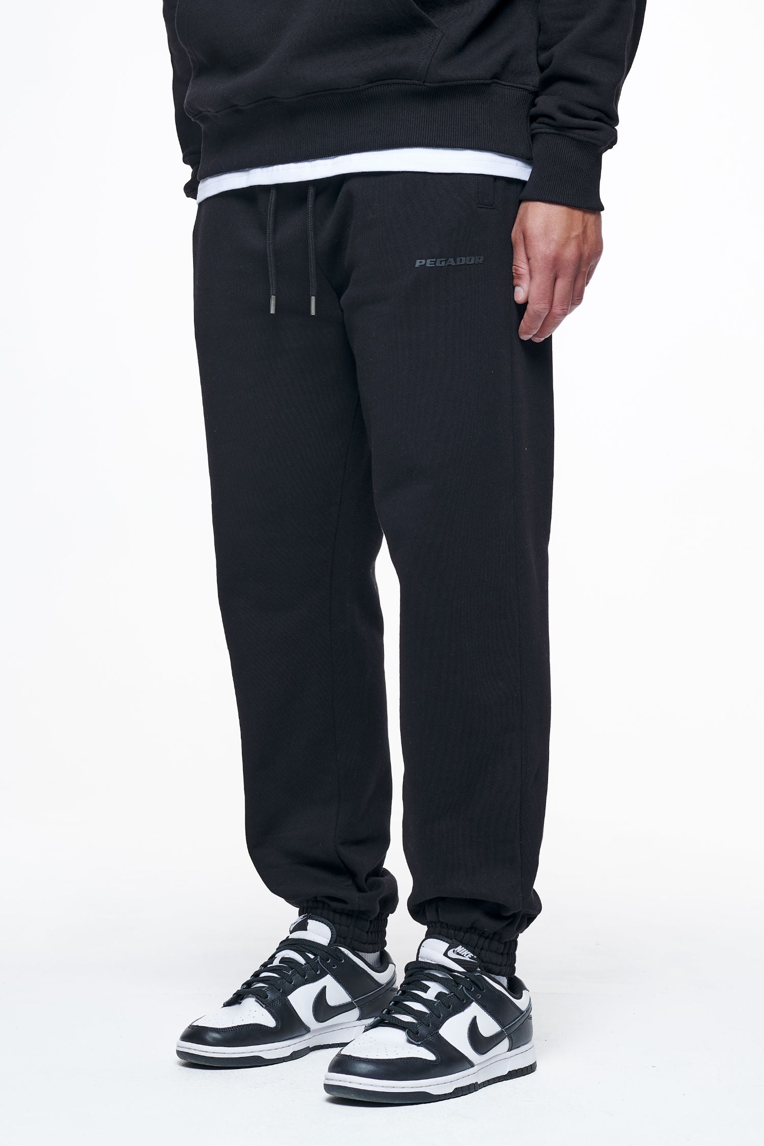 Pegador Logo Heavy Sweat Jogger Black Black Gum Seitenansicht aus der Finer Things Kollektion für Herren