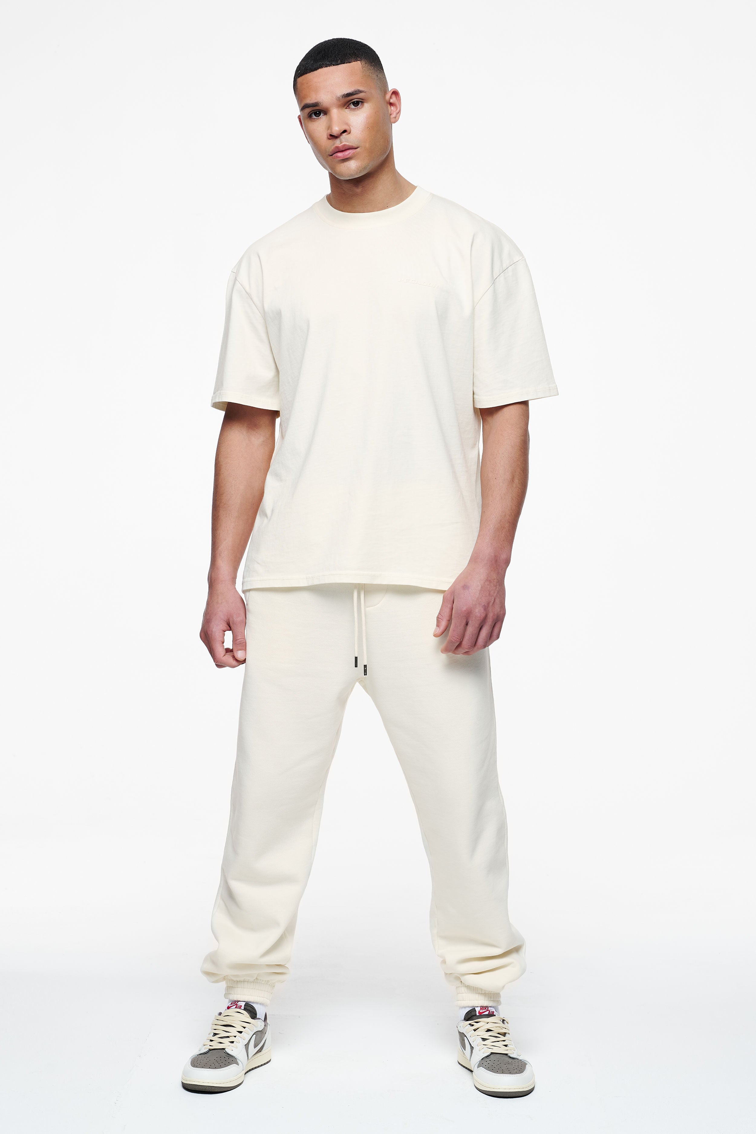 Pegador Logo Oversized Tee Vintage Washed Unbleached Gum Ganzkörper Bild aus der Finer Things Kollektion für Herren