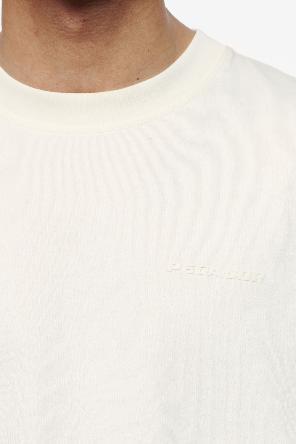 Pegador Logo Oversized Tee Vintage Washed Unbleached Gum Detailshot aus der Finer Things Kollektion für Herren