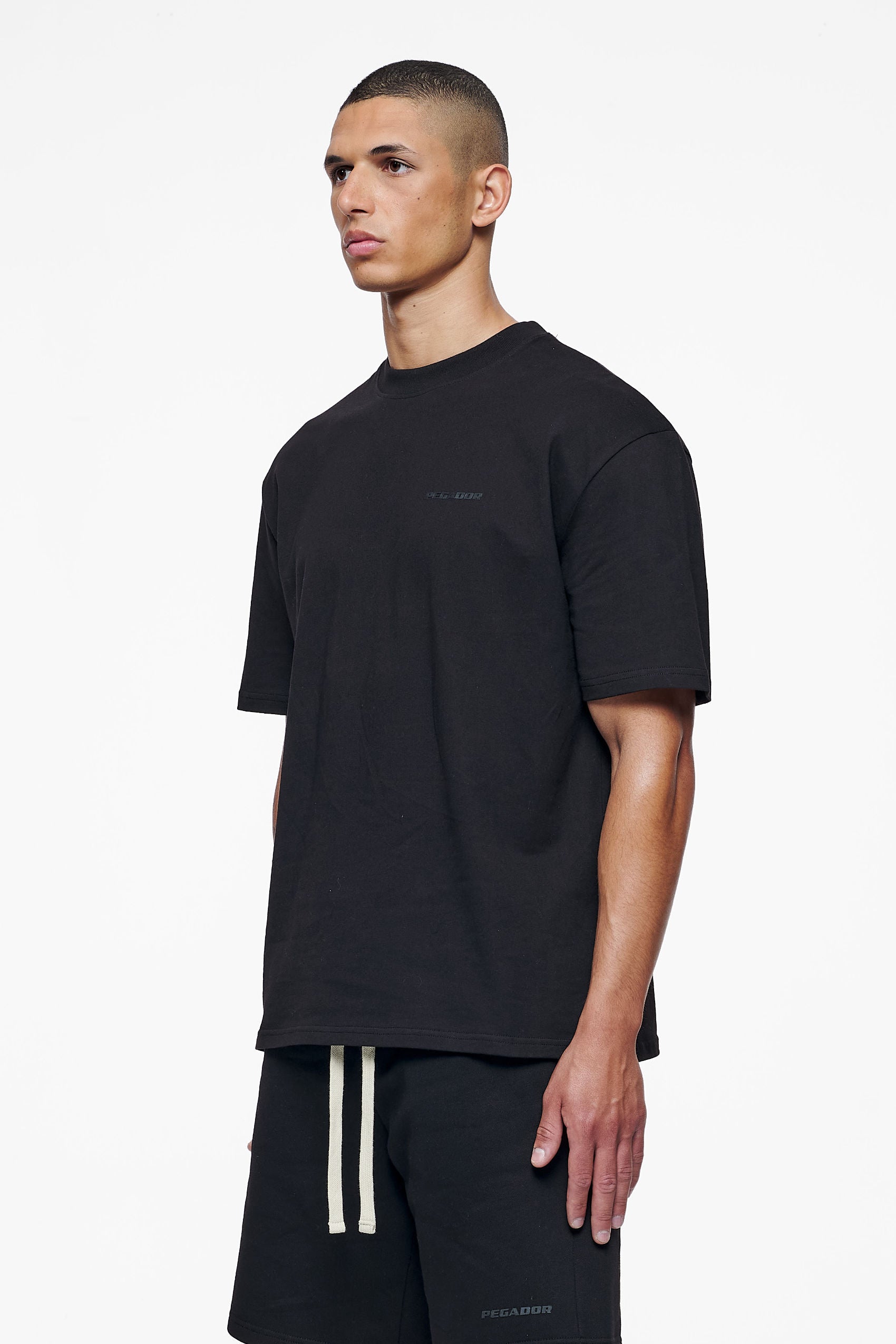 Pegador Logo Oversized Tee Black Black Gum Seitenansicht aus der Finer Things Kollektion für Herren
