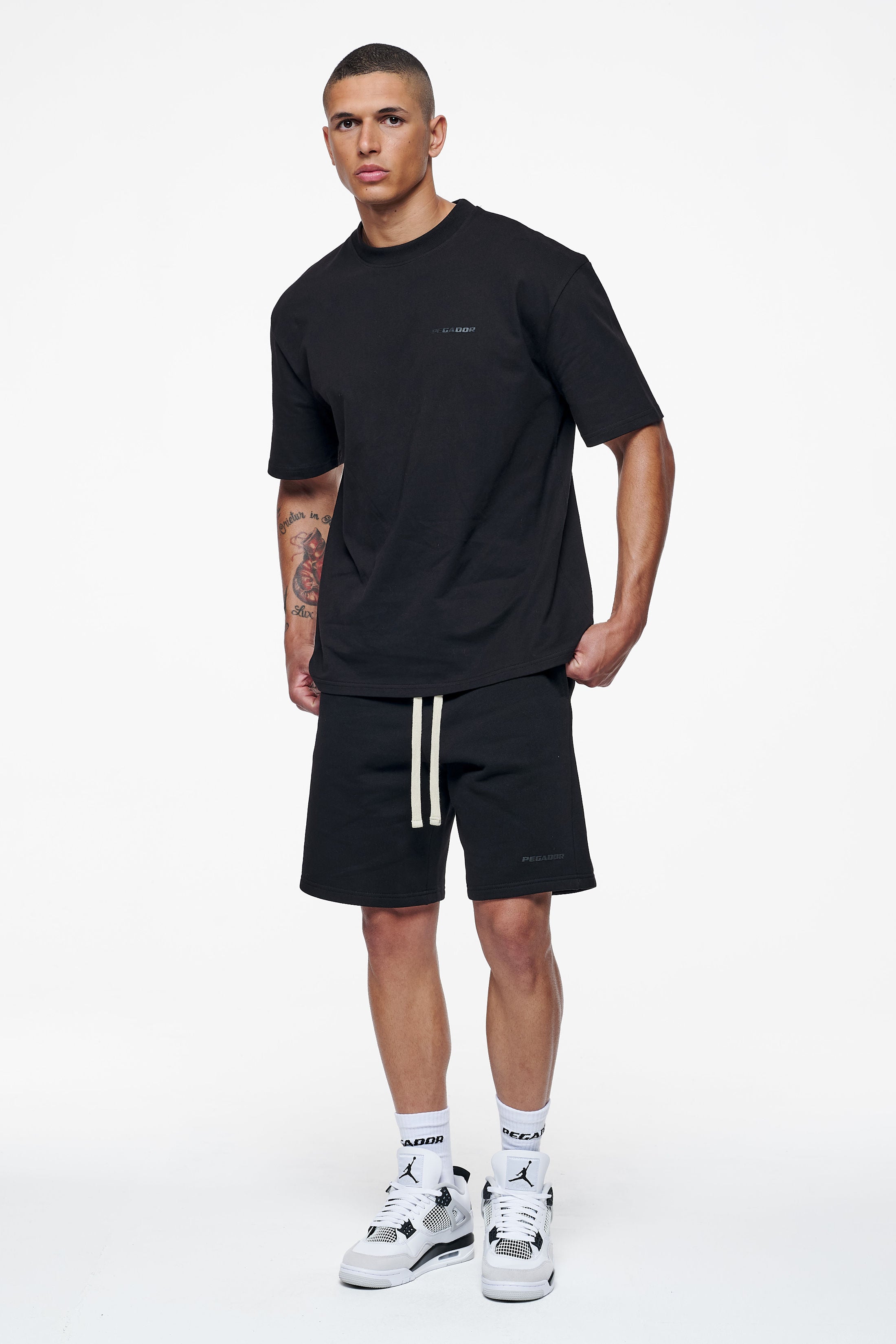 Pegador Logo Oversized Tee Black Black Gum Ganzkörper Bild aus der Finer Things Kollektion für Herren