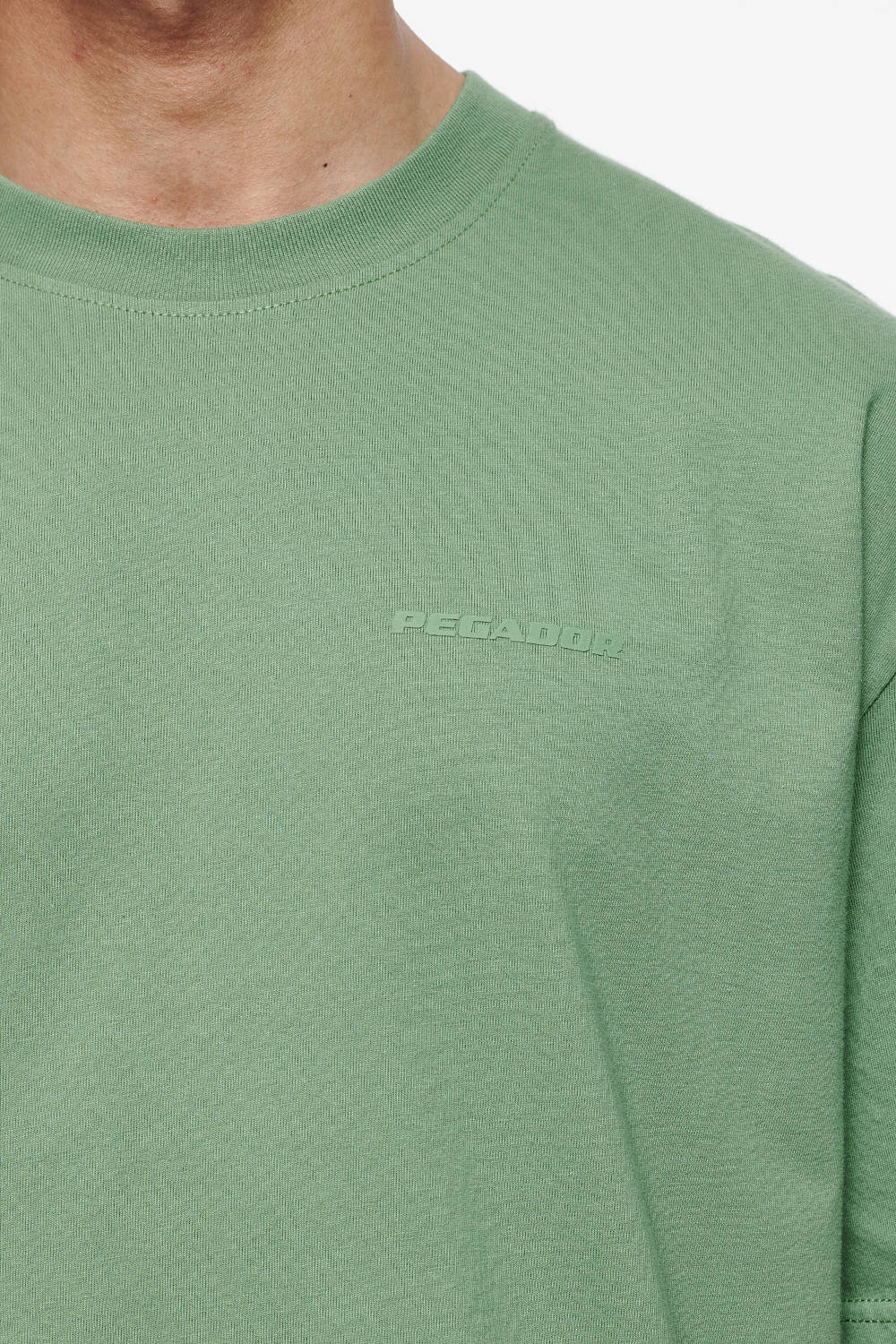 Pegador Logo Oversized Tee Vintage Washed Cypress Green Gum Detailshot aus der Finer Things Kollektion für Herren