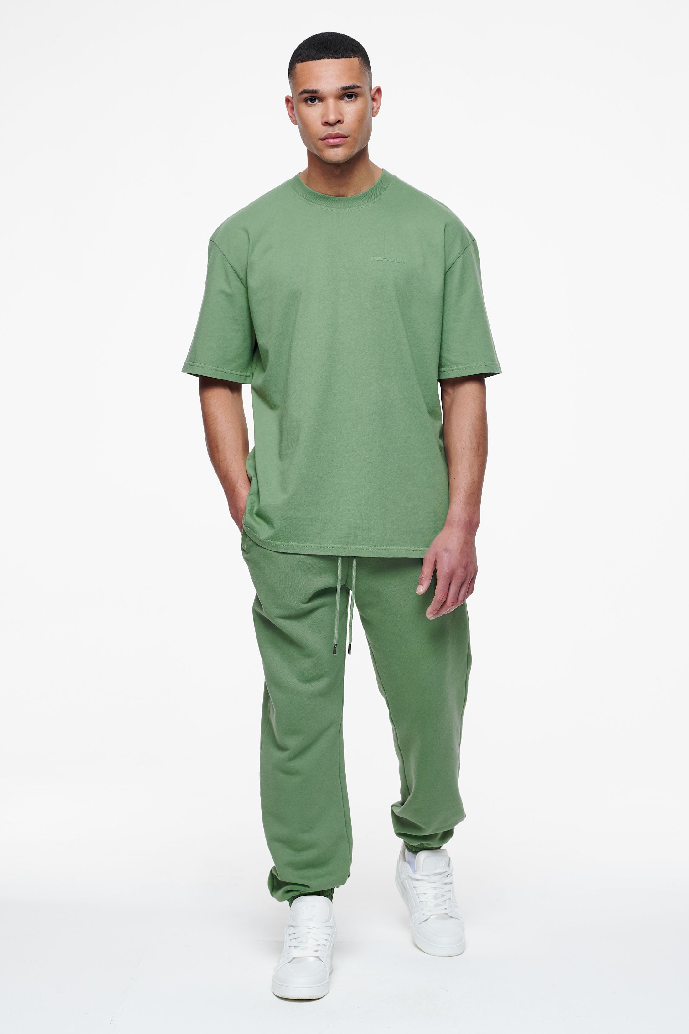 Pegador Logo Heavy Sweat Jogger Vintage Washed Cypress Green Gum Ganzkörper Bild aus der Finer Things Kollektion für Herren