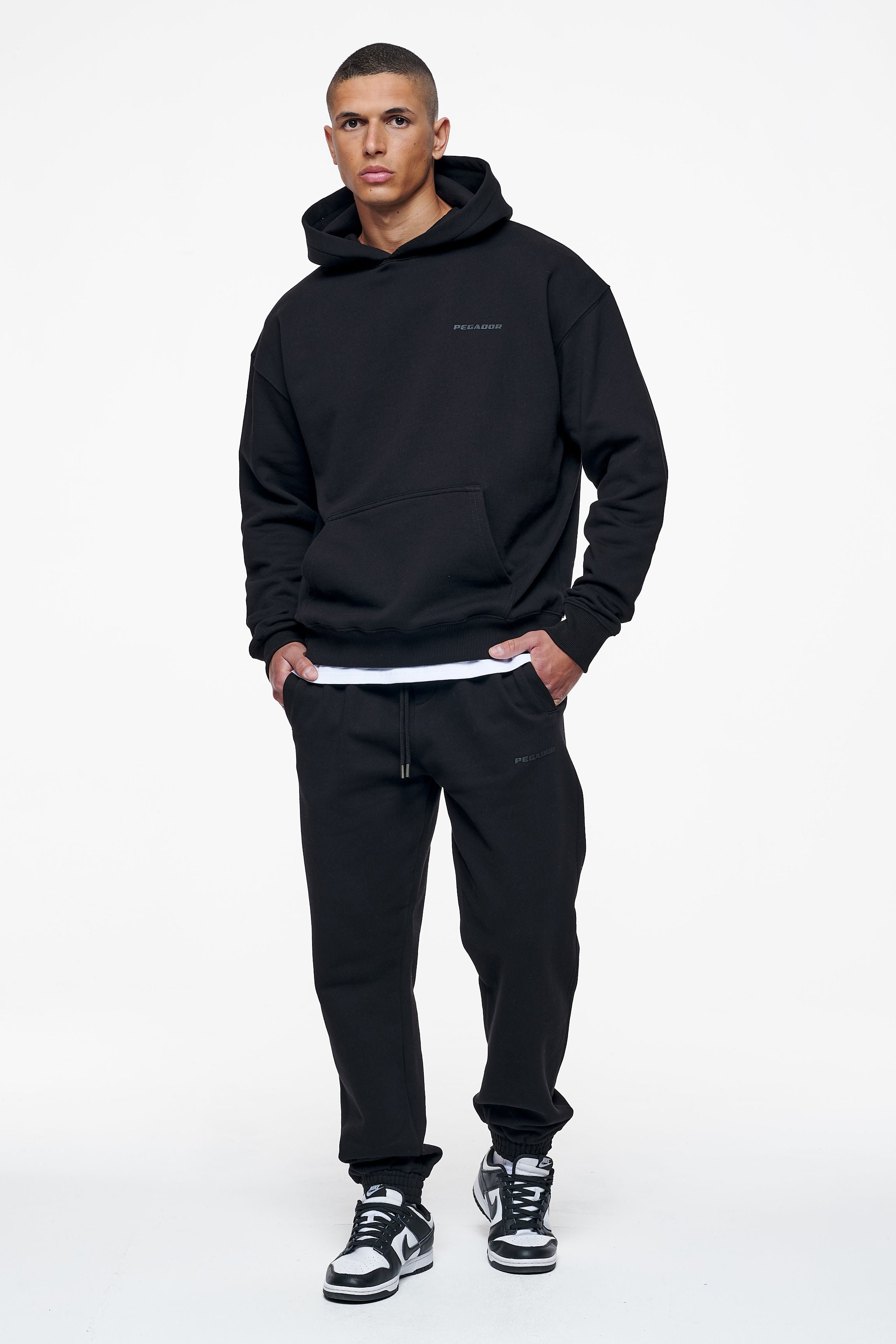 Pegador Logo Heavy Sweat Jogger Black Black Gum Ganzkörper Bild aus der Finer Things Kollektion für Herren