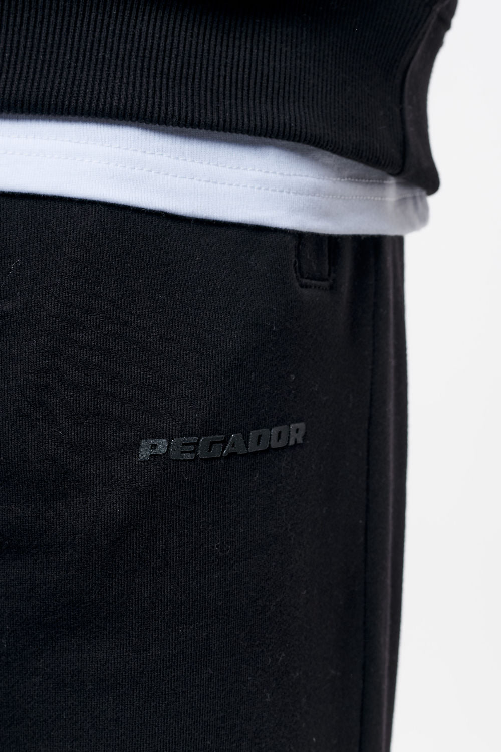 Pegador Logo Heavy Sweat Jogger Black Black Gum Detailshot aus der Finer Things Kollektion für Herren