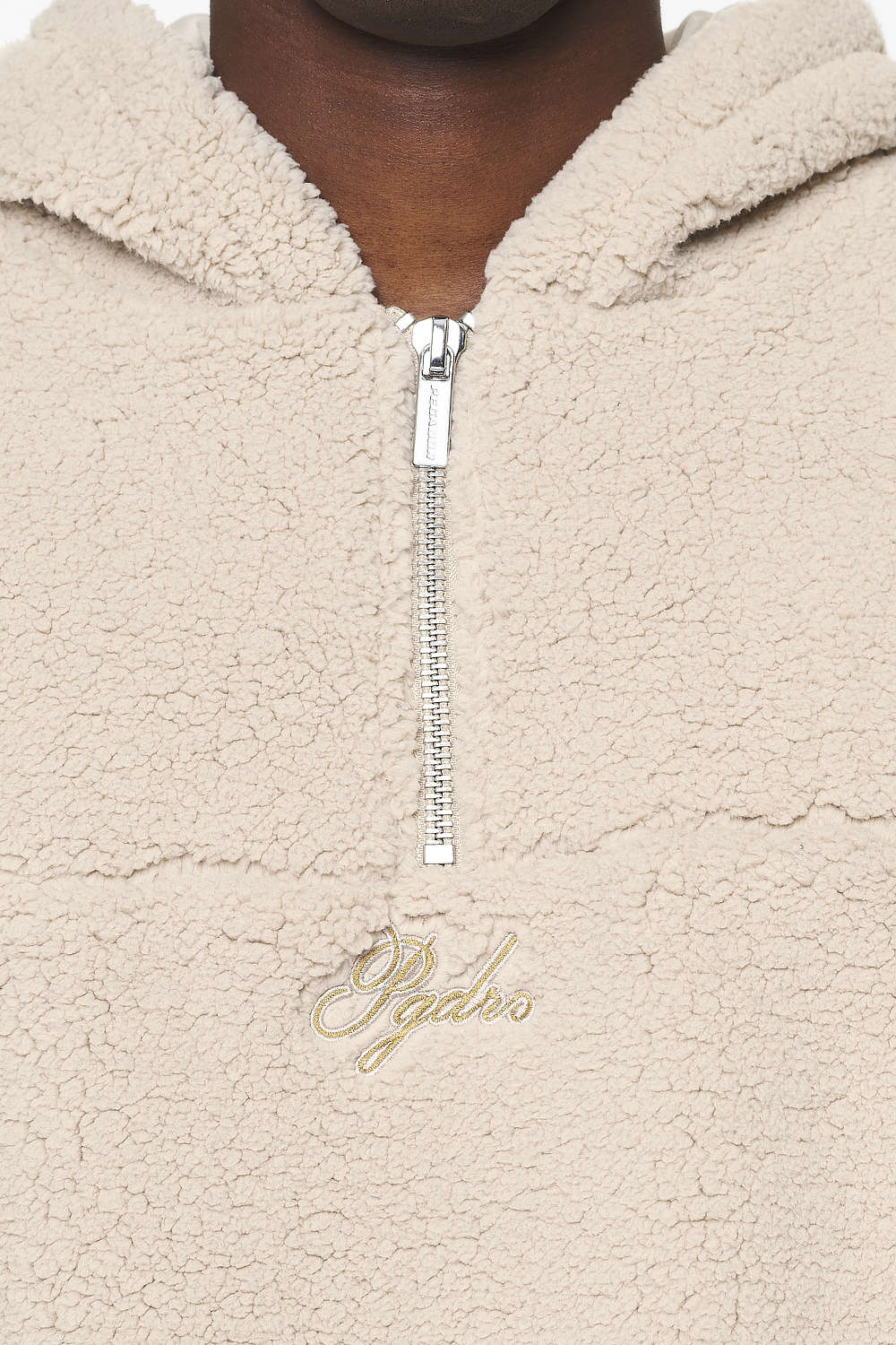 Pegador Clare Teddy Half Zip Hoodie Kingdom Beige Detailshot aus der Built to Last Kollektion für Herren