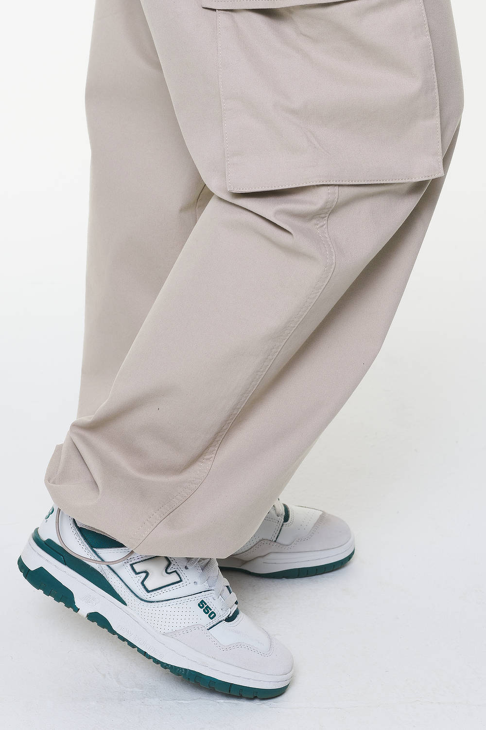 Pegador Vine Cargo Pants Fossil Taupe Detailshot aus der Built to Last Kollektion für DaHerren