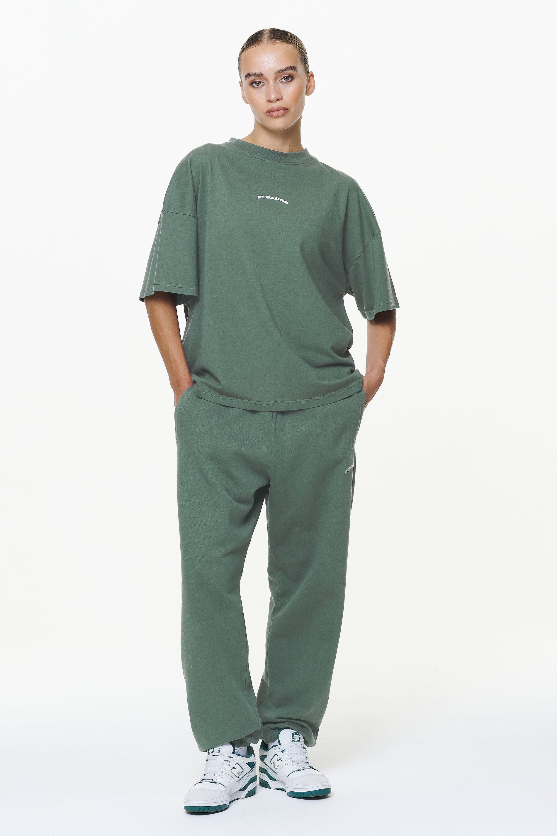 Pegador Durward High Waisted Sweat Pants Vintage Washed Garden Green Ganzkörper Bild aus der Built to Last Kollektion für DaHerren