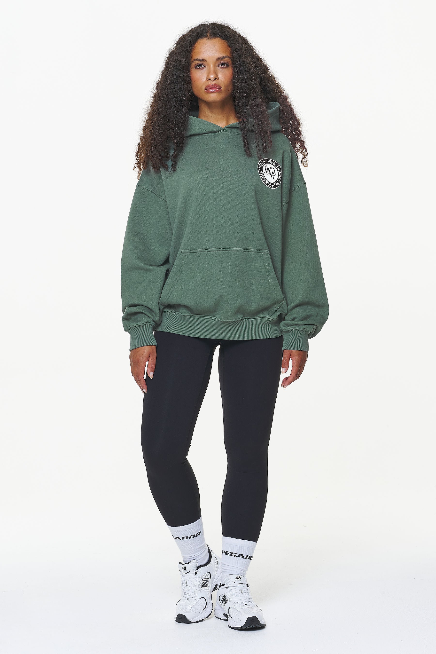 Pegador Lydney Oversized Hoodie Vintage Washed Garden Green Ganzkörper Bild aus der Built to Last Kollektion für DaHerren