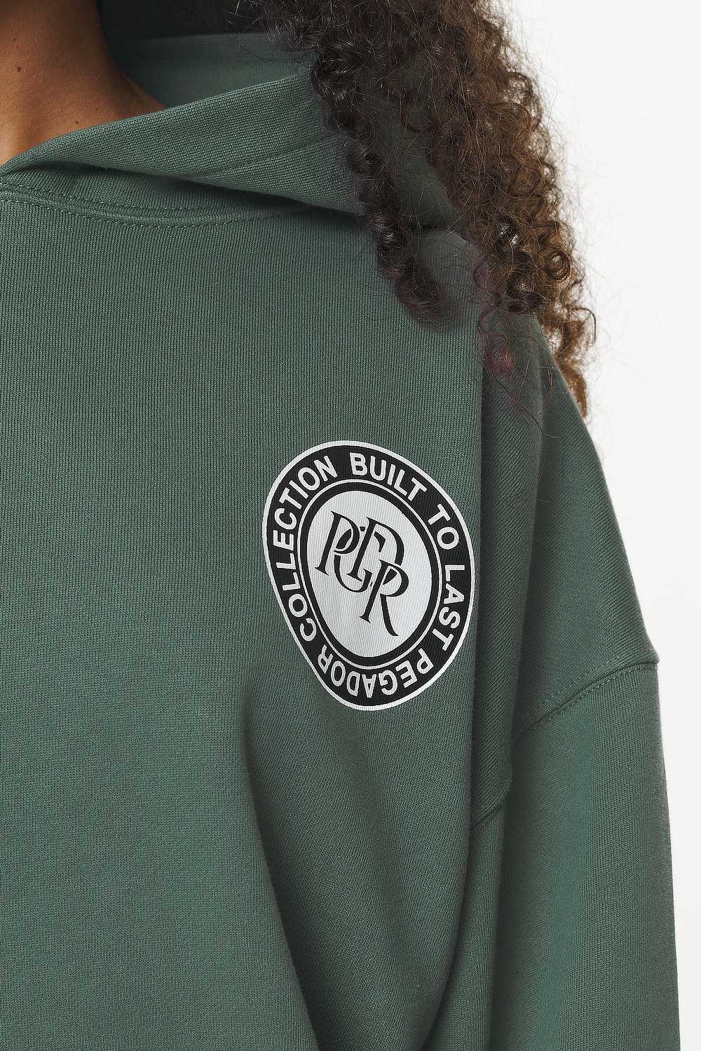 Pegador Lydney Oversized Hoodie Vintage Washed Garden Green Detailshot aus der Built to Last Kollektion für DaHerren
