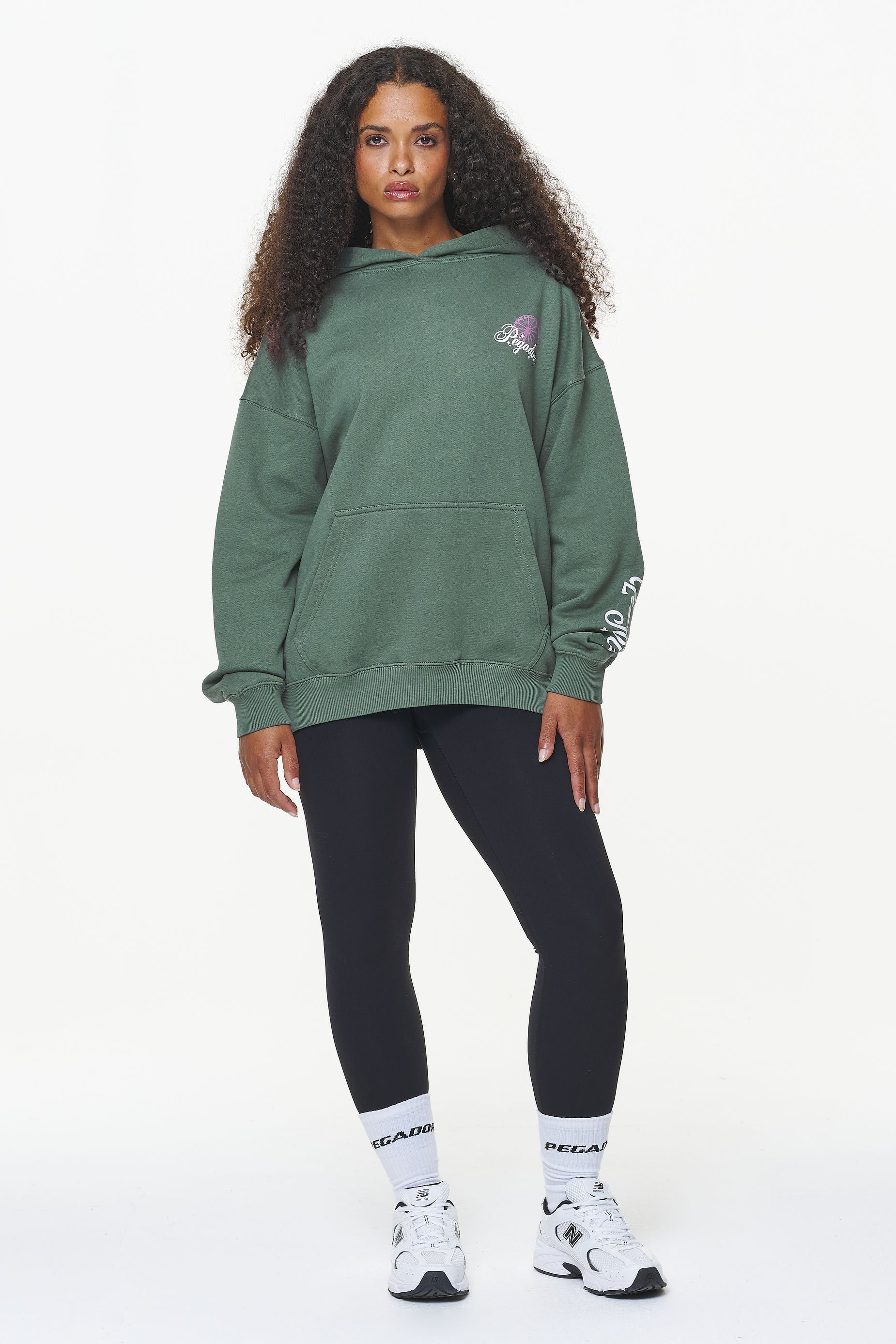 Pegador Mall Oversized Hoodie Vintage Washed Garden Green Ganzkörper Bild aus der Built to Last Kollektion für DaHerren