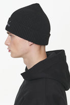 Pegador Zupra Beanie Onyx Black Ganzkörper Bild aus der Built to Last Kollektion für Herren