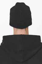 Pegador Zupra Beanie Onyx Black Seitenansicht aus der Built to Last Kollektion für Herren