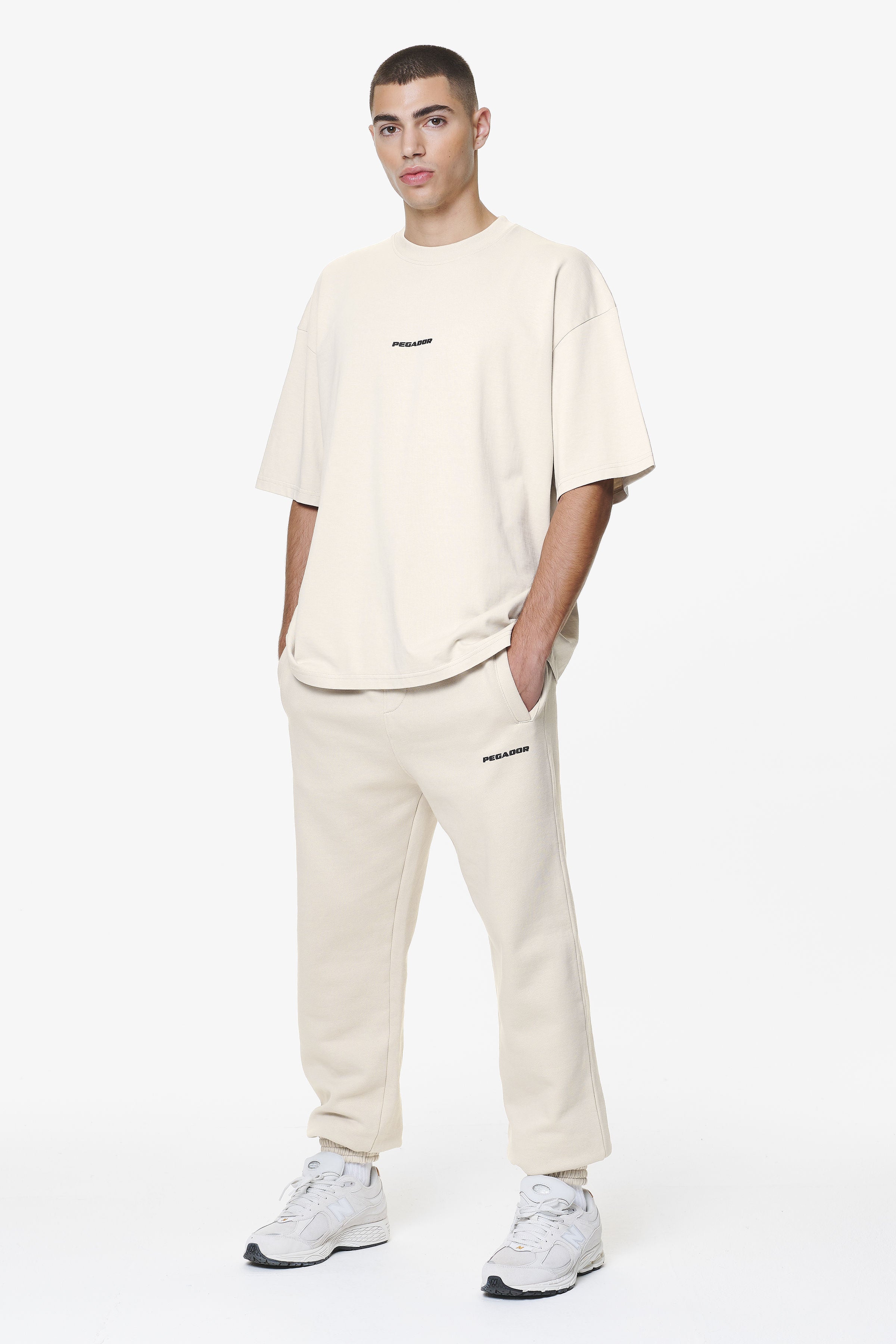 Pegador Logo Heavy Sweat Jogger Washed Dust Cream Gum Ganzkörper Bild aus der Do not Disturb Kollektion für Herren