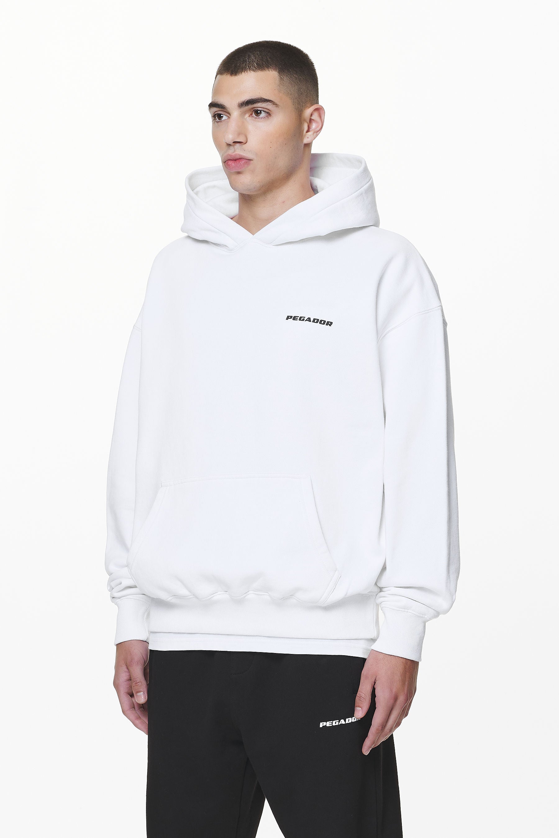Pegador Logo Oversized Hoodie White Gum Seitenansicht aus der Do not Disturb Kollektion für Herren