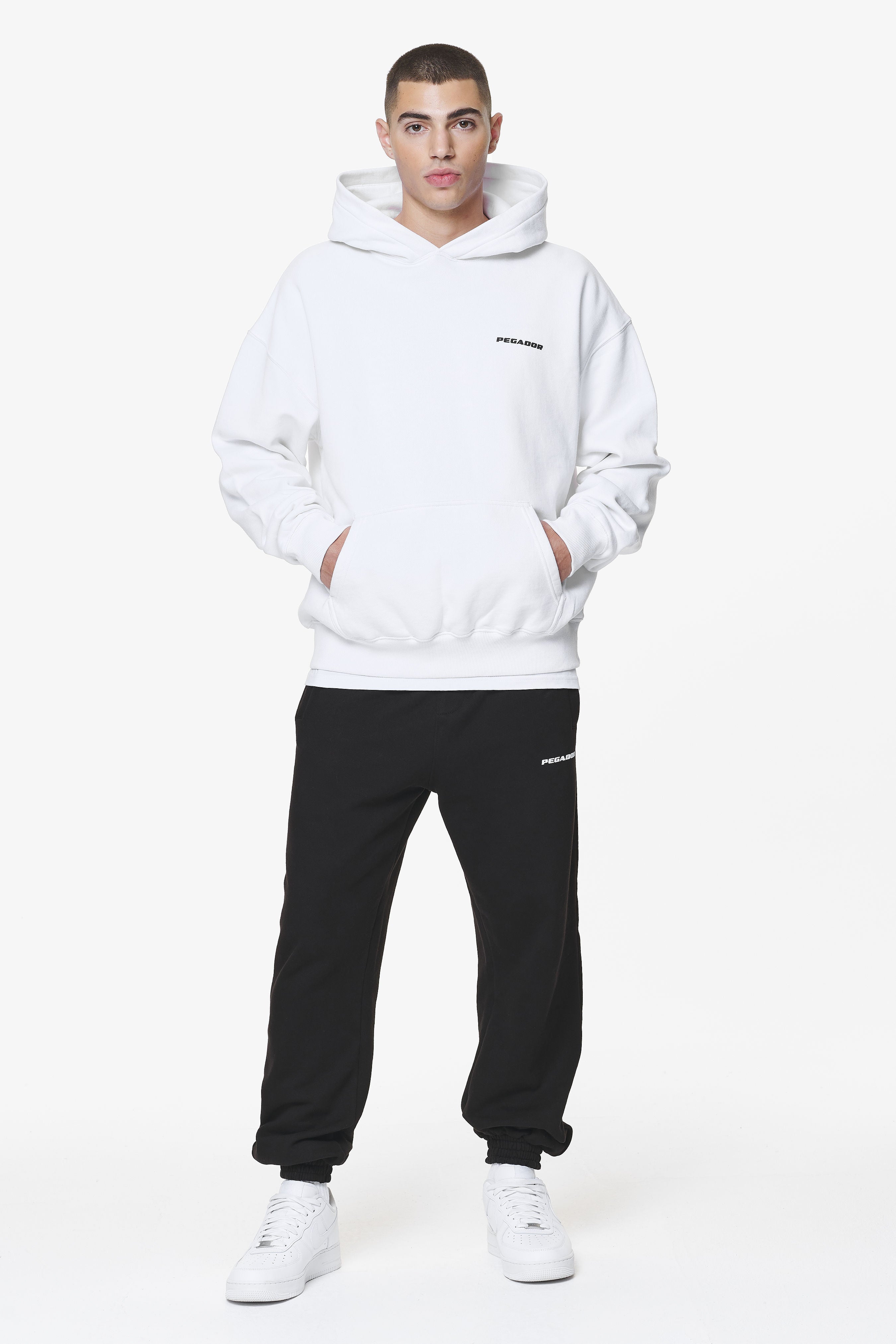 Pegador Logo Oversized Hoodie White Gum Ganzkörper Bild aus der Do not Disturb Kollektion für Herren