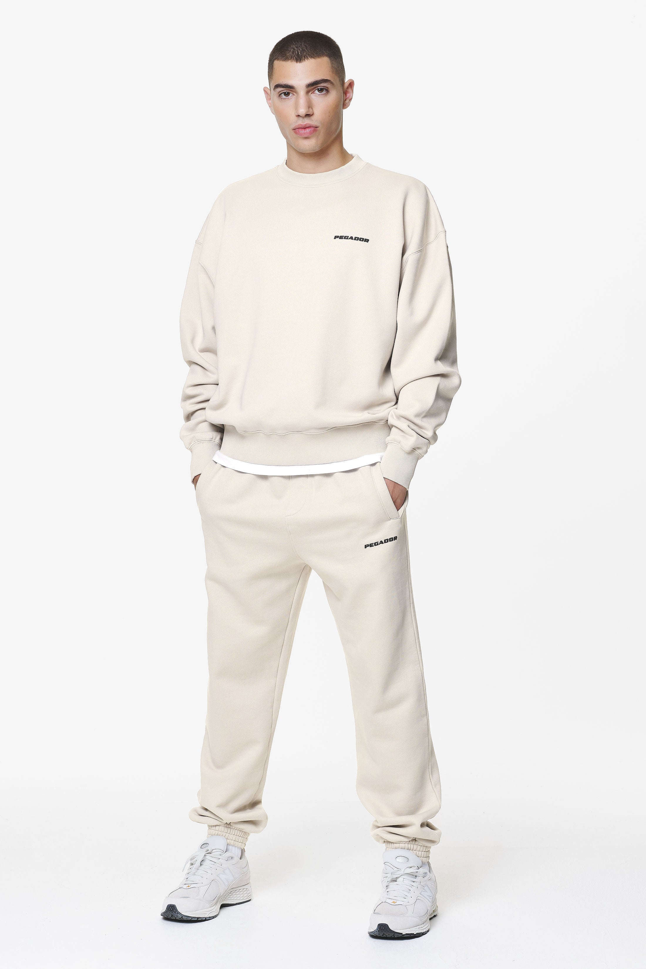 Pegador Logo Oversized Sweater Washed Dust Cream Gum Ganzkörper Bild aus der Do not Disturb Kollektion für Herren