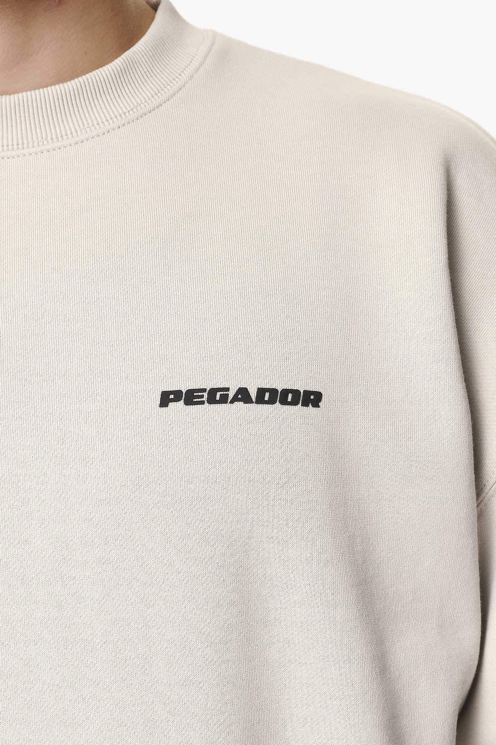 Pegador Logo Oversized Sweater Washed Dust Cream Gum Detailshot aus der Do not Disturb Kollektion für Herren