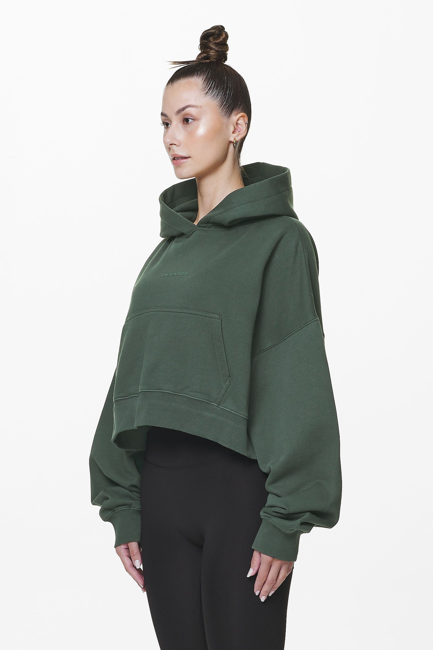 Pegador Salita Oversized Cropped Hoodie Washed Sage Green Gum Seitenansicht aus der Do not Disturb Kollektion für DaHerren