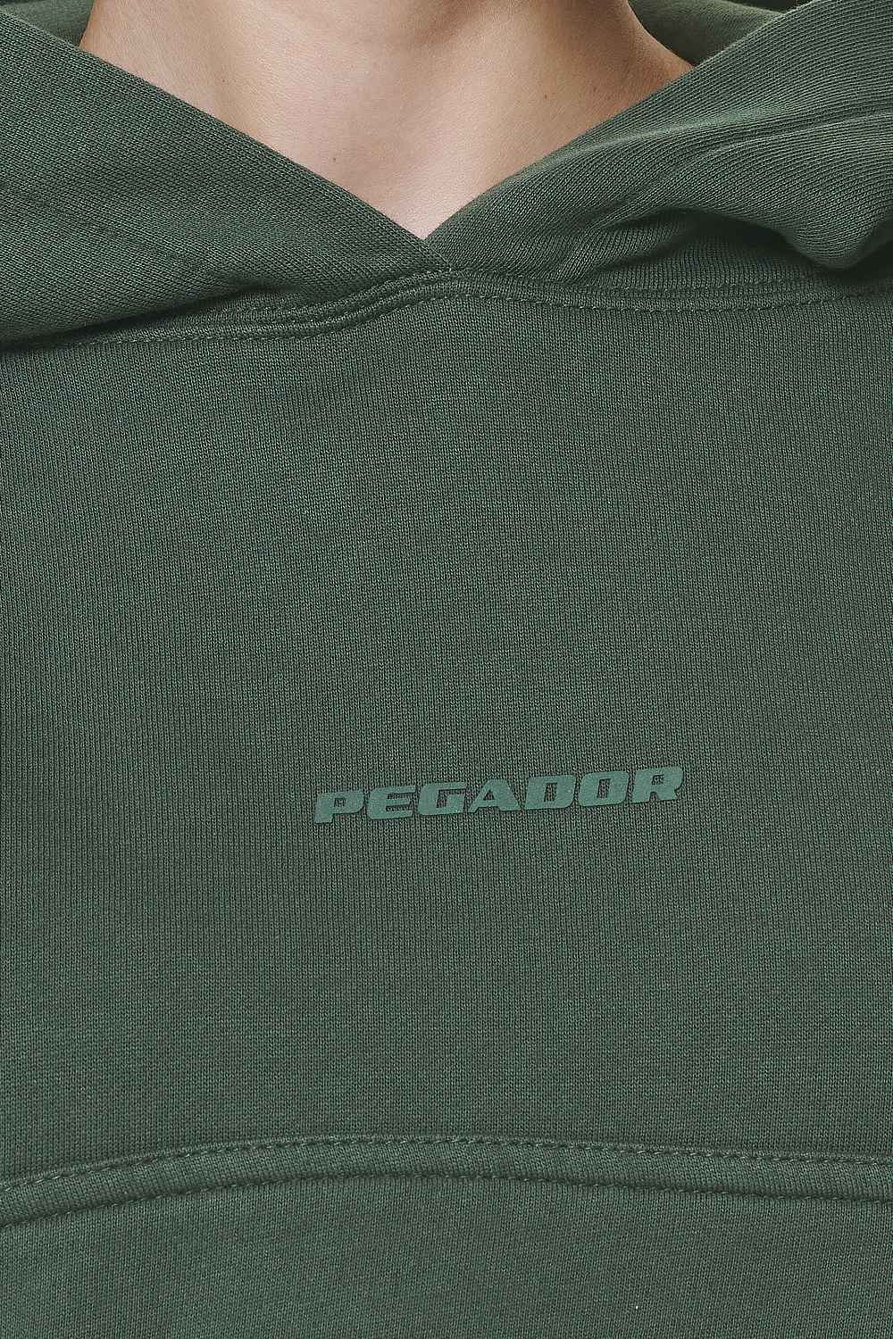 Pegador Salita Oversized Cropped Hoodie Washed Sage Green Gum Detailshot aus der Do not Disturb Kollektion für DaHerren