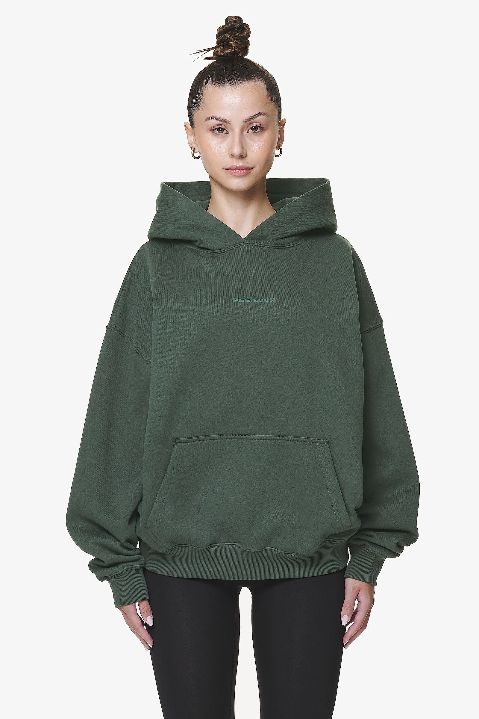 Pegador Clarita Logo Oversized Hoodie Washed Sage Green Gum Hauptansicht aus der Do not Disturb Kollektion für DaHerren