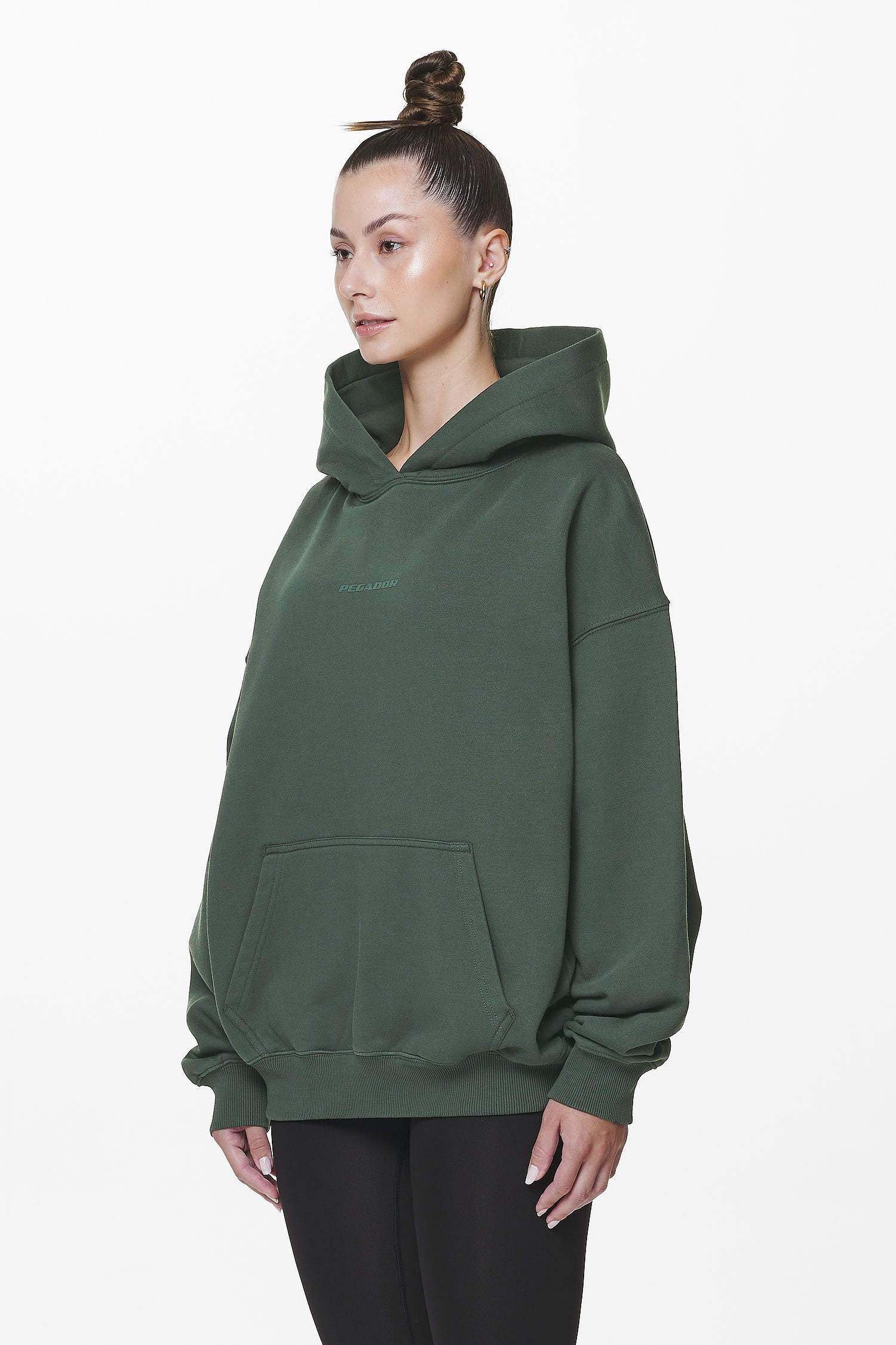 Pegador Clarita Logo Oversized Hoodie Washed Sage Green Gum Seitenansicht aus der Do not Disturb Kollektion für DaHerren
