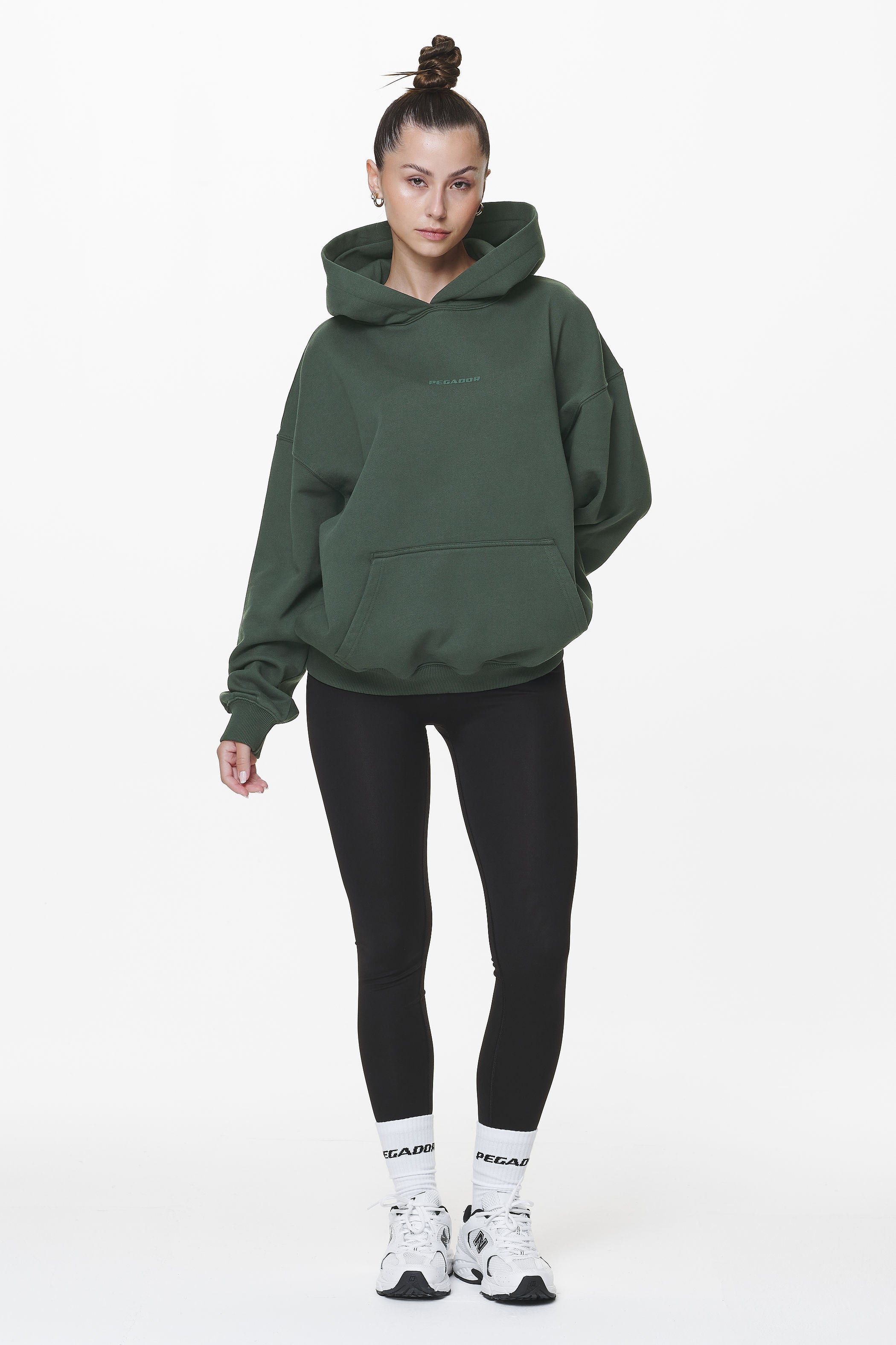 Pegador Clarita Logo Oversized Hoodie Washed Sage Green Gum Ganzkörper Bild aus der Do not Disturb Kollektion für DaHerren