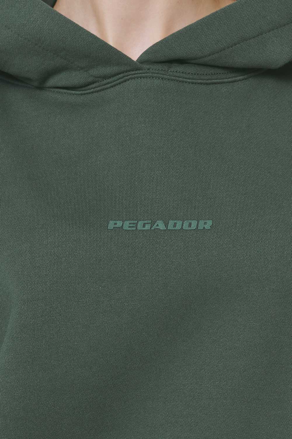 Pegador Clarita Logo Oversized Hoodie Washed Sage Green Gum Detailshot aus der Do not Disturb Kollektion für DaHerren