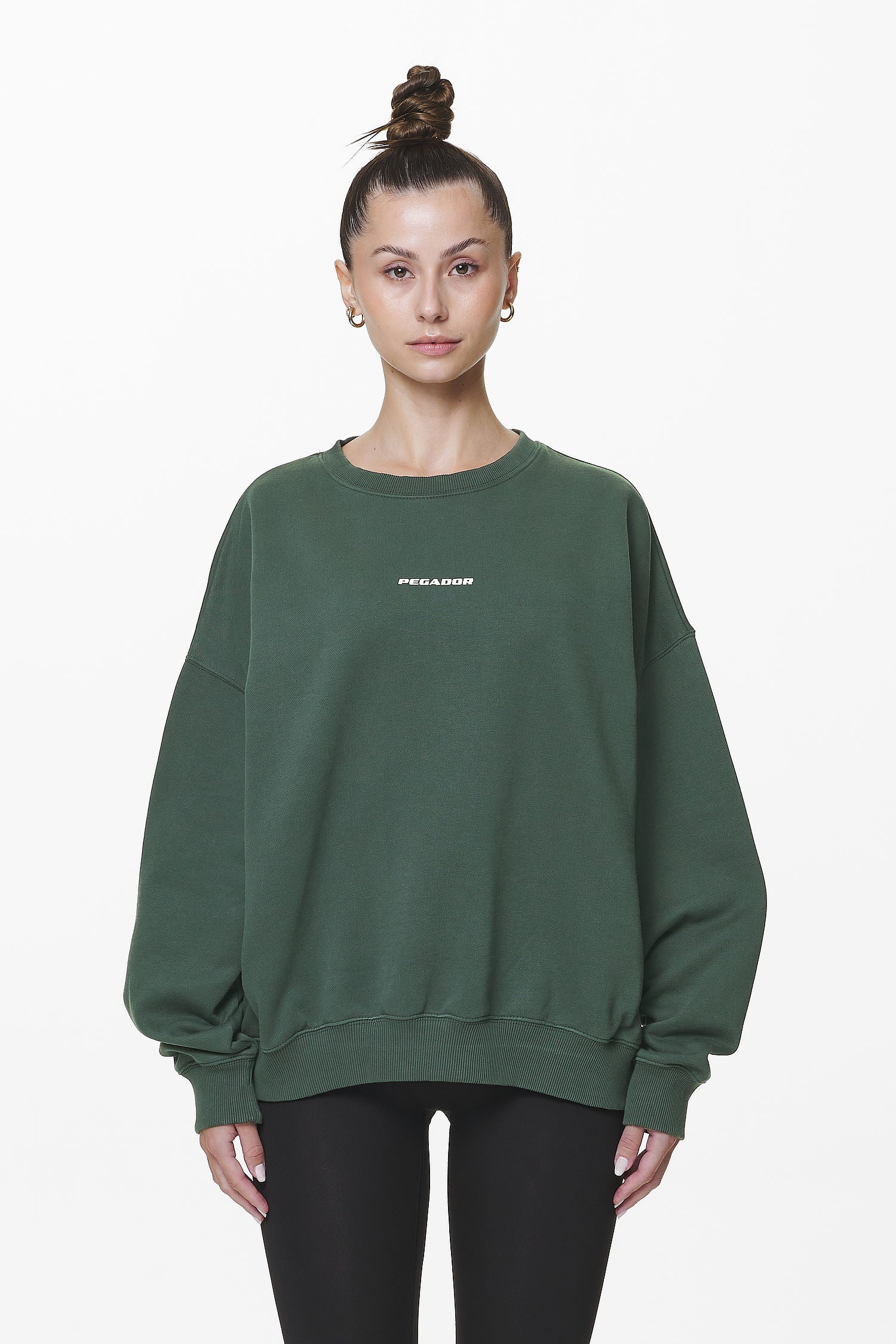 Pegador Aelva Logo Heavy Oversized Crew Neck Washed Sage Green Seitenansicht aus der Do not Disturb Kollektion für DaHerren