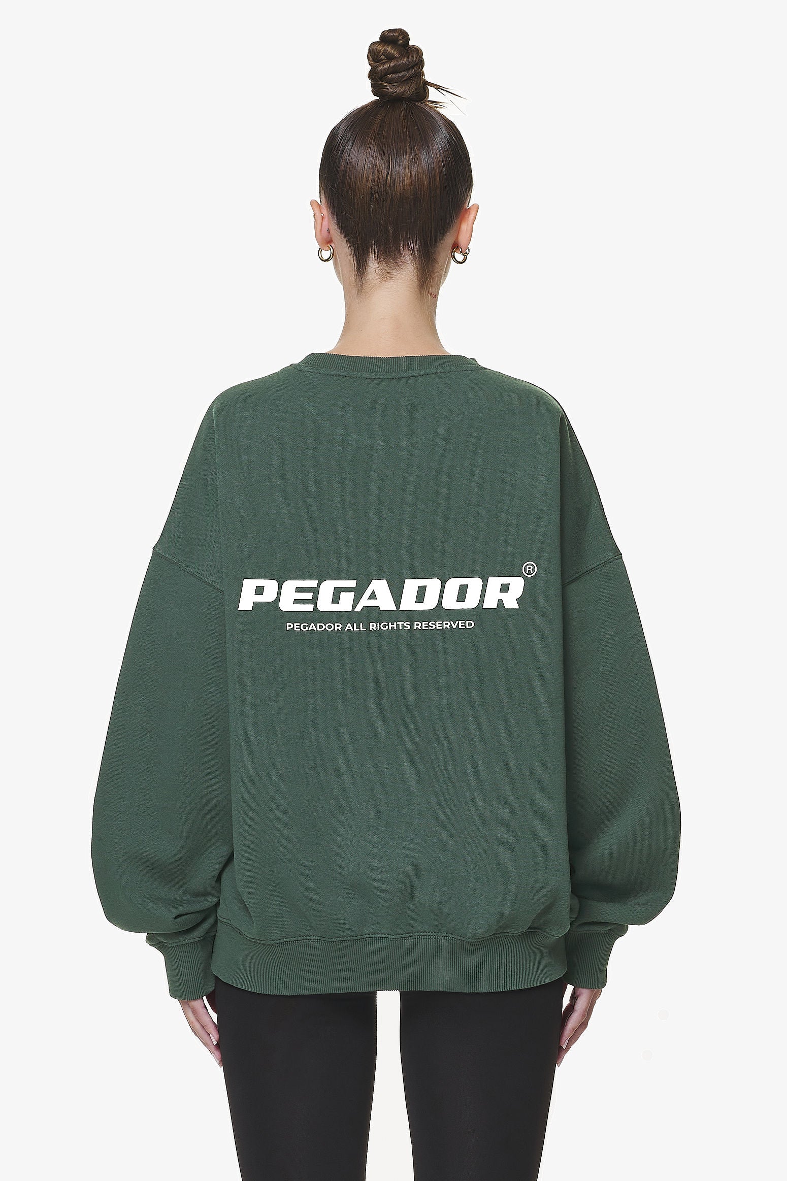 Pegador Aelva Logo Heavy Oversized Crew Neck Washed Sage Green Hauptansicht aus der Do not Disturb Kollektion für DaHerren