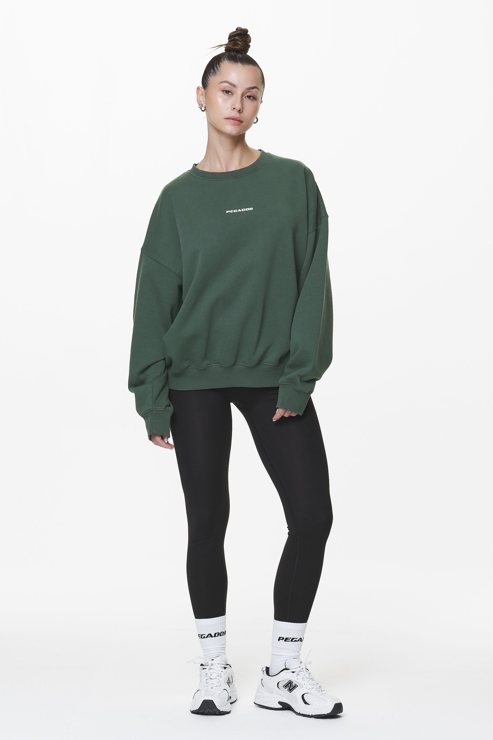 Pegador Aelva Logo Heavy Oversized Crew Neck Washed Sage Green Ganzkörper Bild aus der Do not Disturb Kollektion für DaHerren