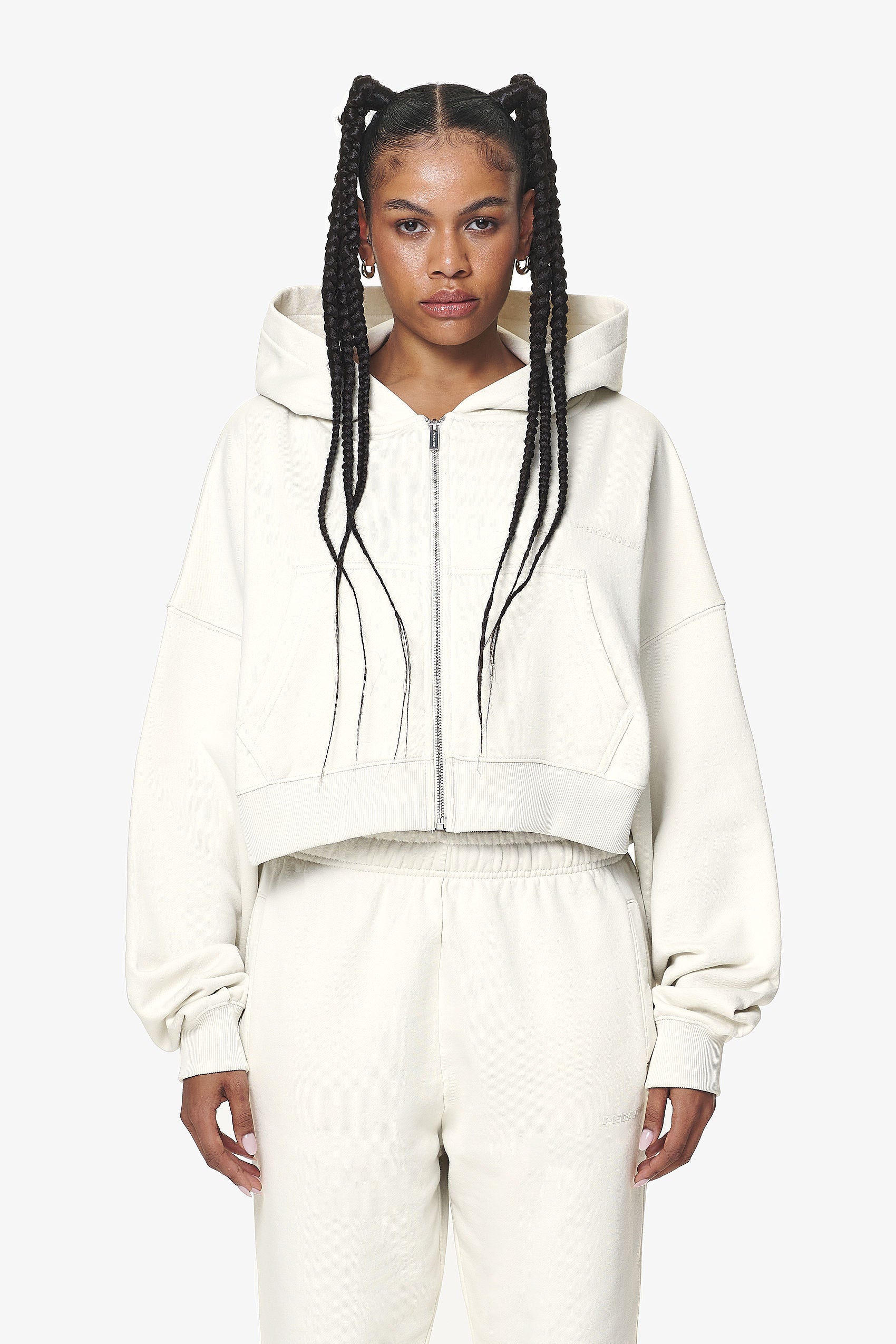 Pegador Marla Cropped Zip Hoodie Washed Salty Cream Gum Hauptansicht aus der Do not Disturb Kollektion für DaHerren