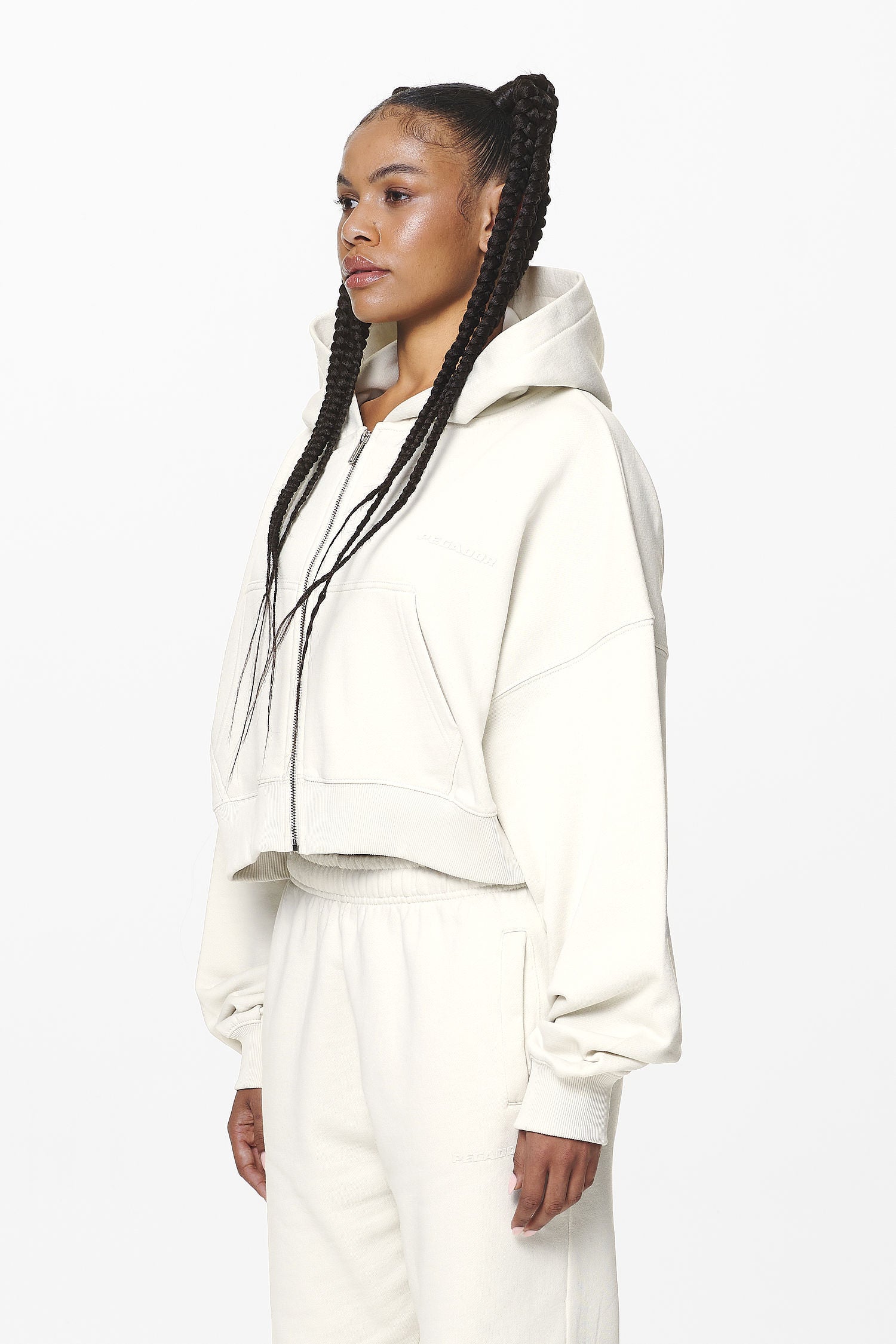 Pegador Marla Cropped Zip Hoodie Washed Salty Cream Gum Seitenansicht aus der Do not Disturb Kollektion für DaHerren