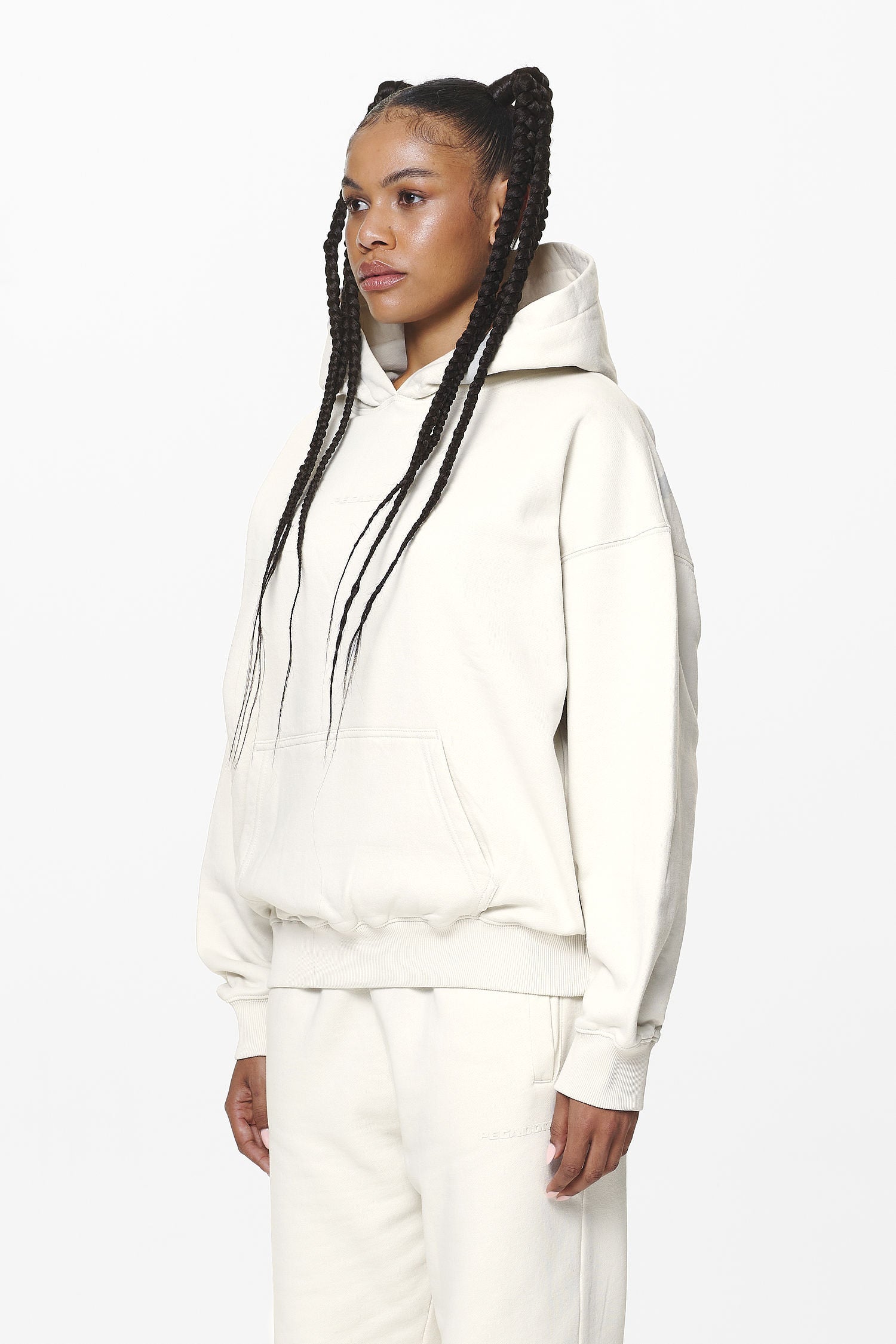 Pegador Clarita Logo Oversized Hoodie Washed Salty Cream Gum Seitenansicht aus der Do not Disturb Kollektion für DaHerren