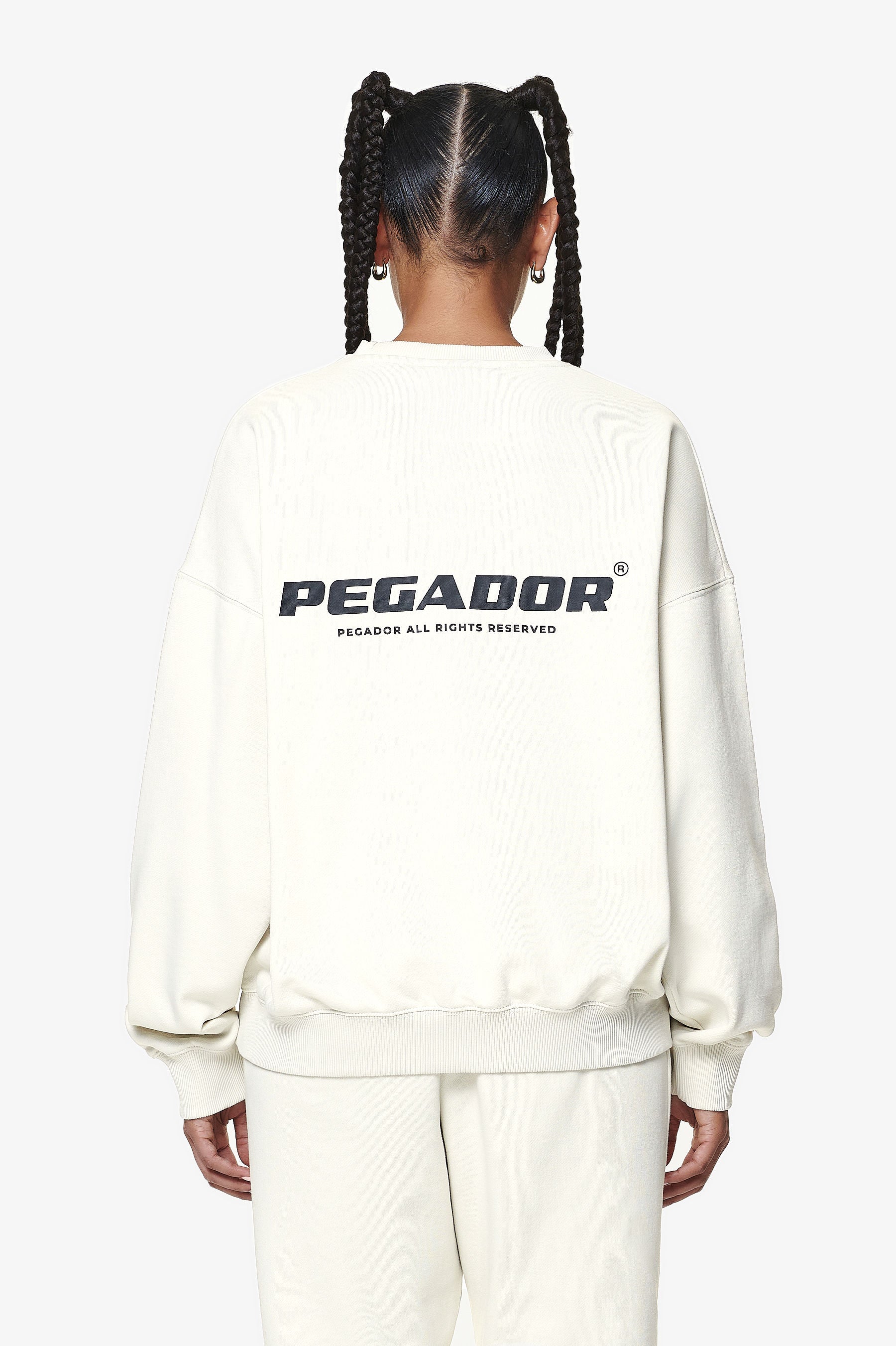 Pegador Aelva Logo Heavy Oversized Crew Neck Washed Salty Cream Detailshot aus der Do not Disturb Kollektion für DaHerren