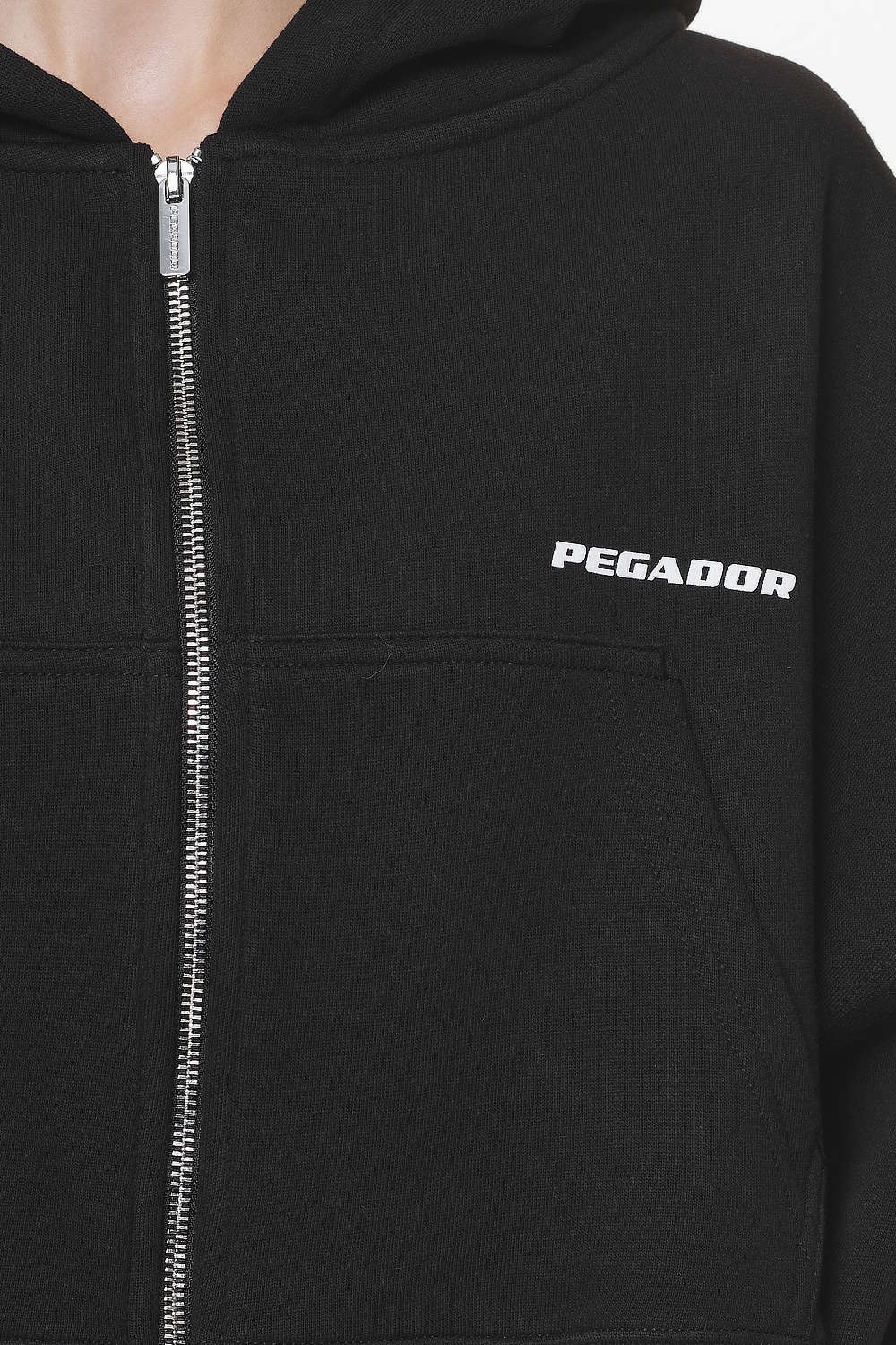 Pegador Marla Cropped Zip Hoodie Black Gum Detailshot aus der Do not Disturb Kollektion für DaHerren