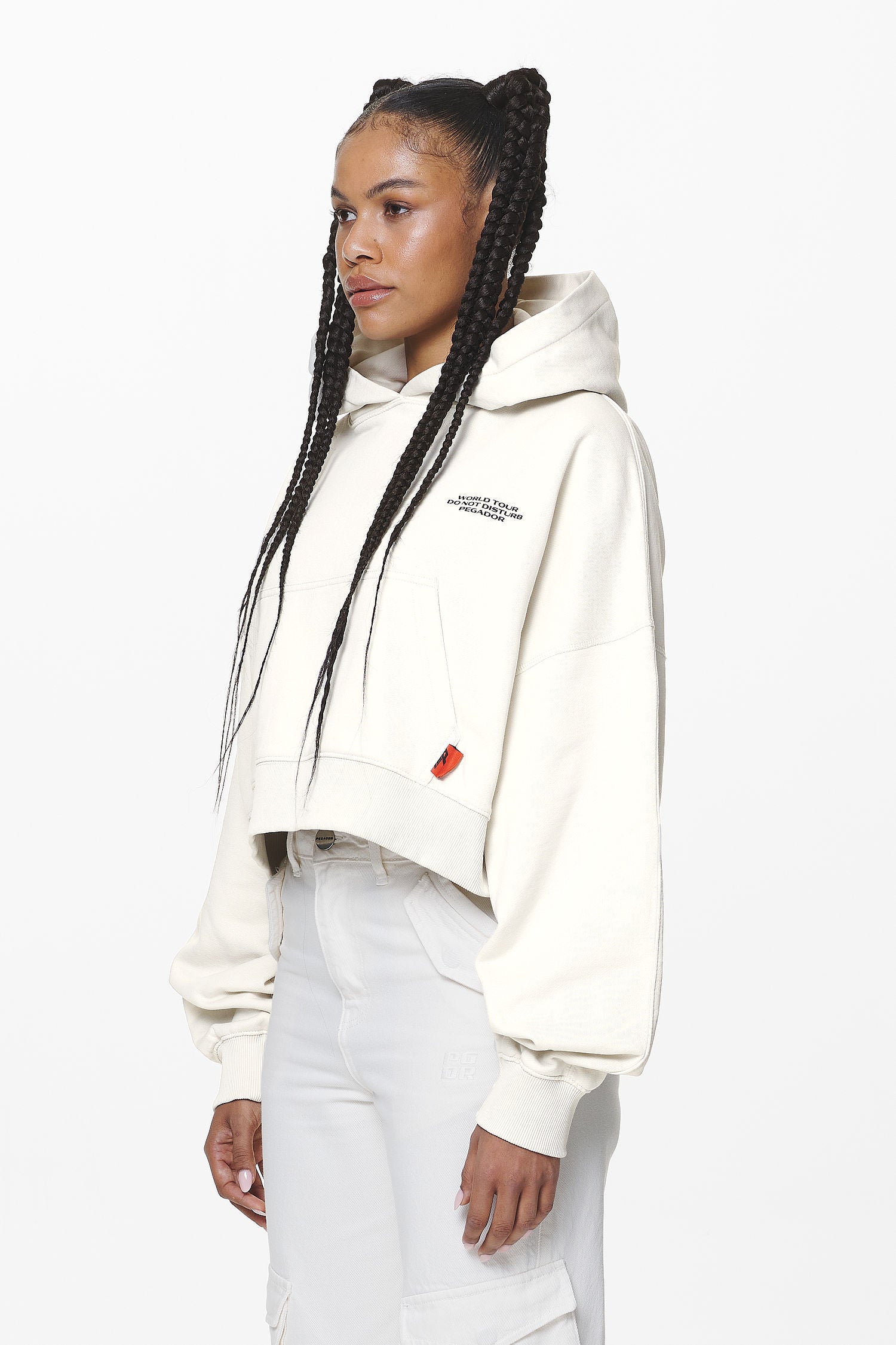 Pegador Vrena Oversized Cropped Hoodie Washed Salty Cream Detailshot aus der Do not Disturb Kollektion für DaHerren