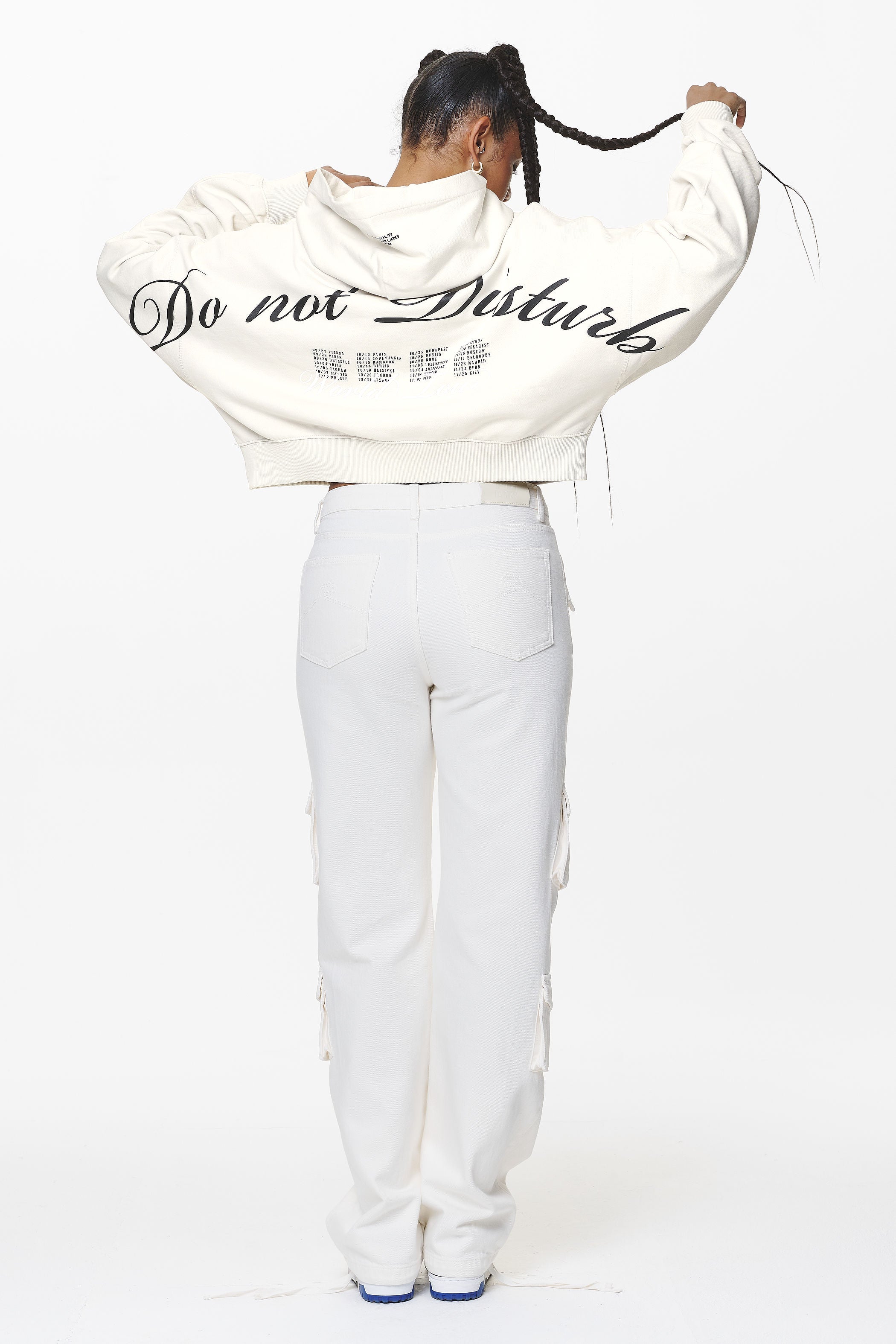 Pegador Vrena Oversized Cropped Hoodie Washed Salty Cream Ganzkörper Bild aus der Do not Disturb Kollektion für DaHerren