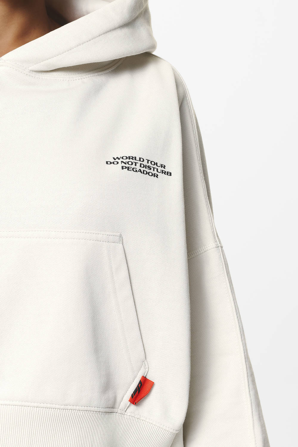 Pegador Vrena Oversized Cropped Hoodie Washed Salty Cream Detailshot aus der Do not Disturb Kollektion für DaHerren