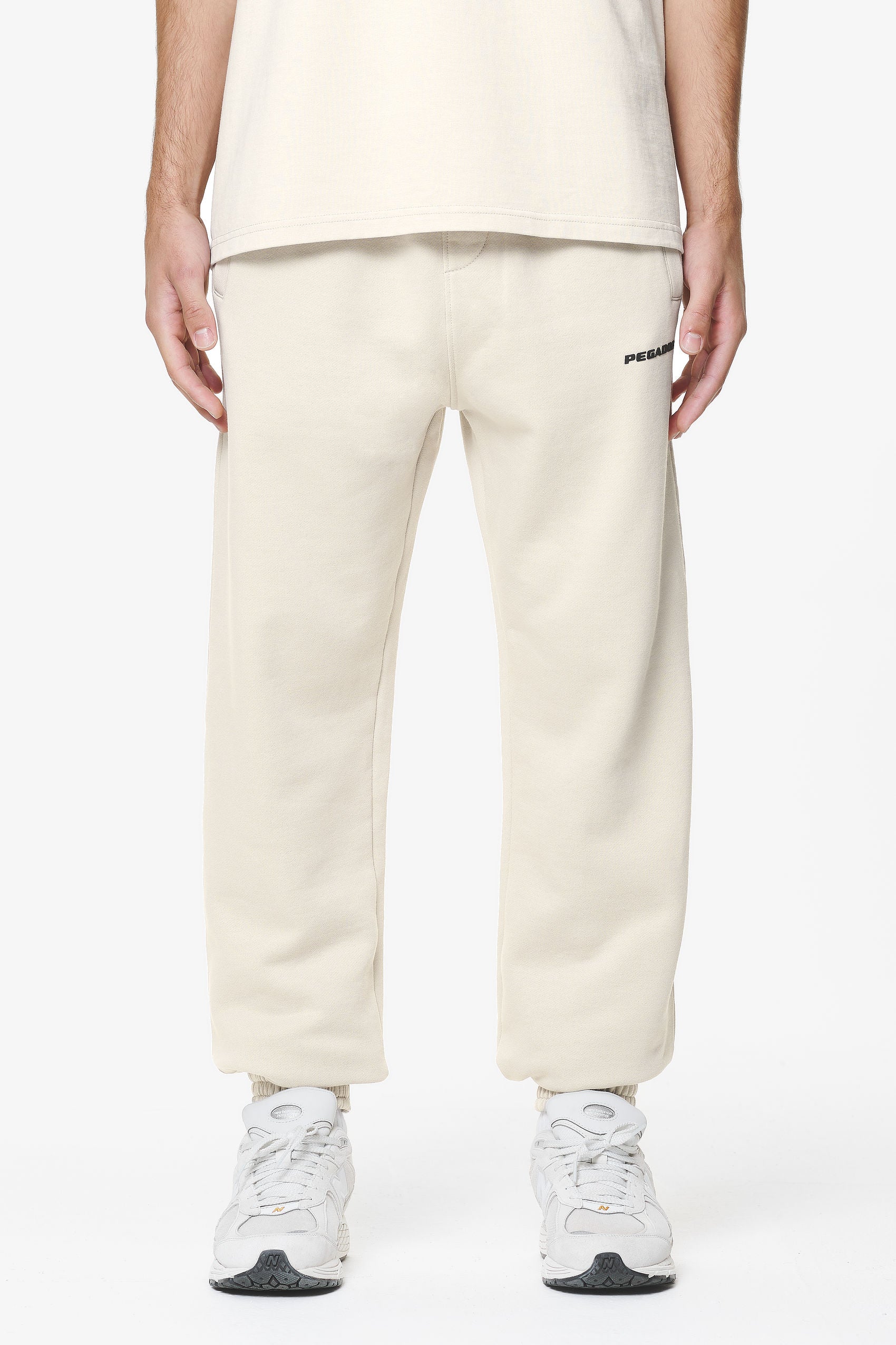 Pegador Logo Heavy Sweat Jogger Washed Dust Cream Gum Hauptansicht aus der Do not Disturb Kollektion für Herren