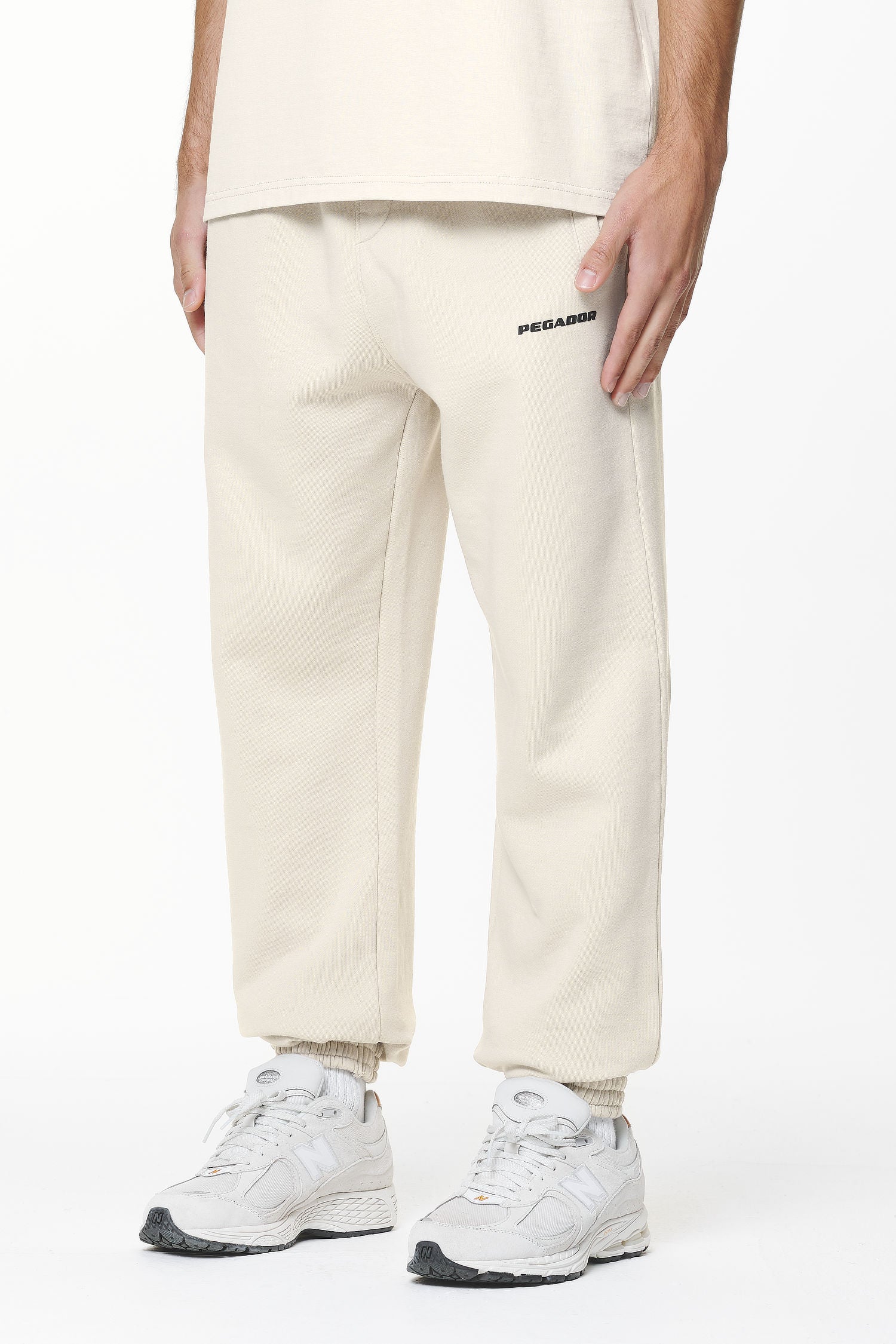 Pegador Logo Heavy Sweat Jogger Washed Dust Cream Gum Seitenansicht aus der Do not Disturb Kollektion für Herren