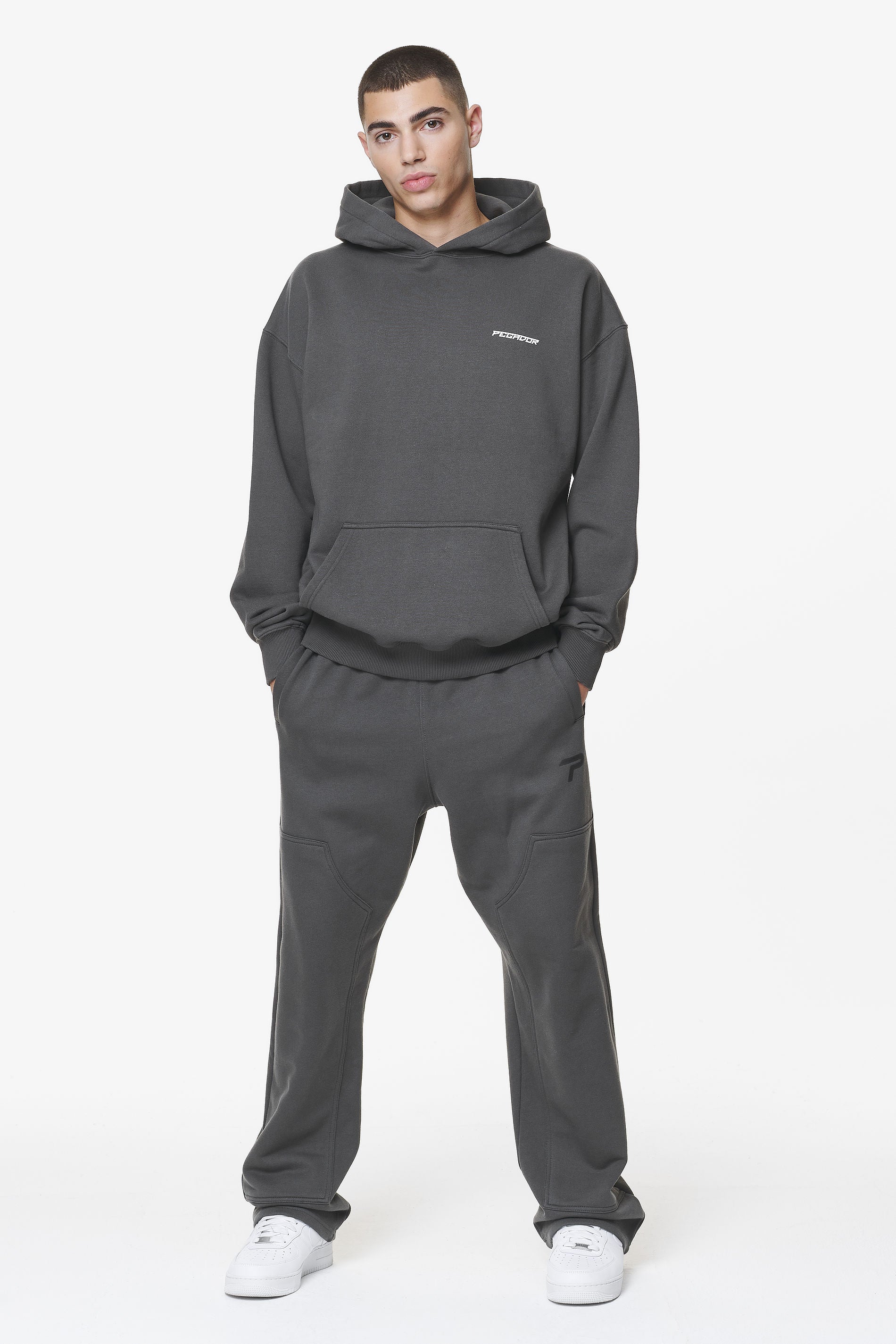 Pegador Tacona Carpenter Sweat Pants Washed Volcano Grey Ganzkörper Bild aus der Do not Disturb Kollektion für Herren