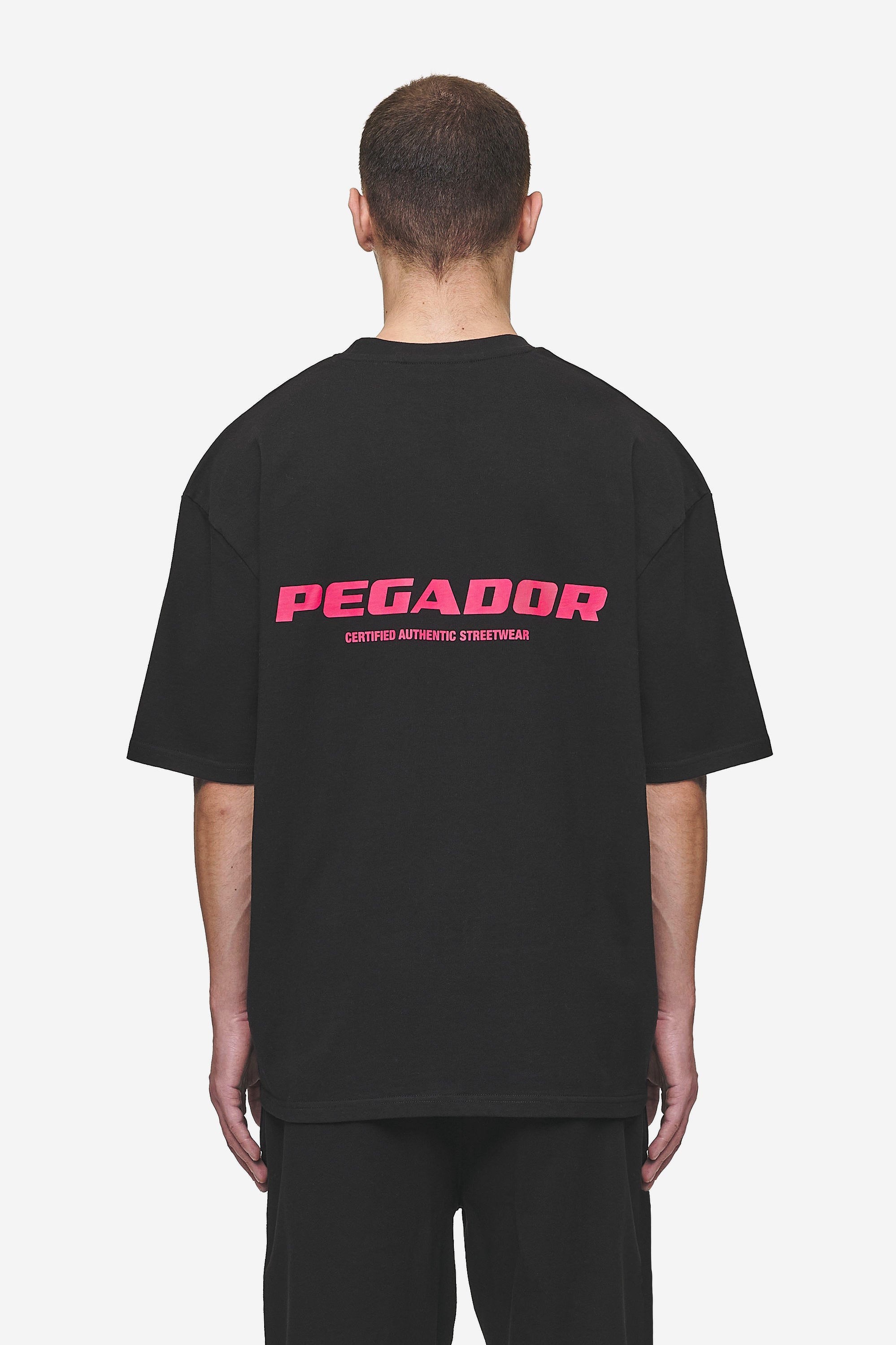 Pegador Colne Logo Oversized Tee Washed Black Virtual Pink Hauptansicht aus der Most Alive Kollektion für Herren
