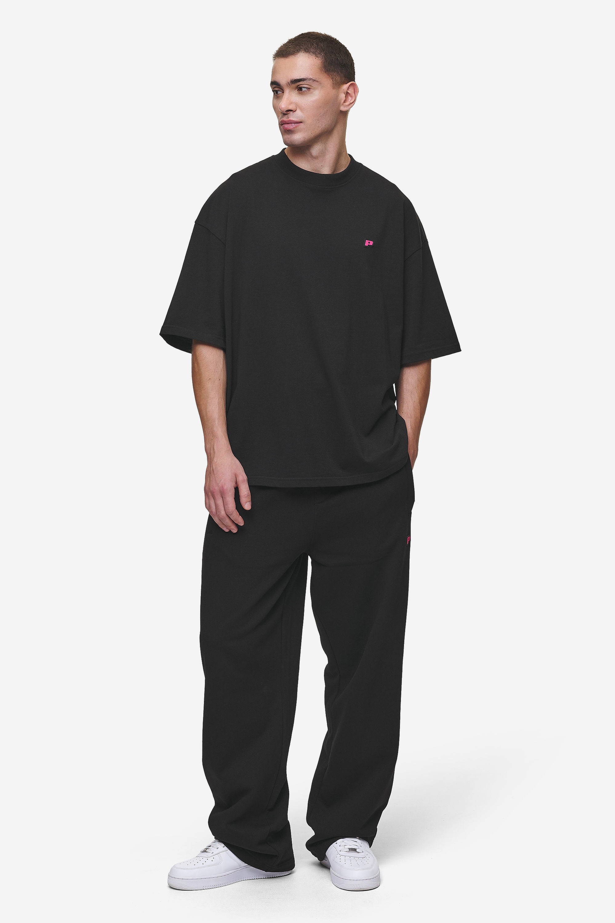 Pegador Leono Boxy Tee Washed Black Virtual Pink Gum Ganzkörper Bild aus der Most Alive Kollektion für Herren