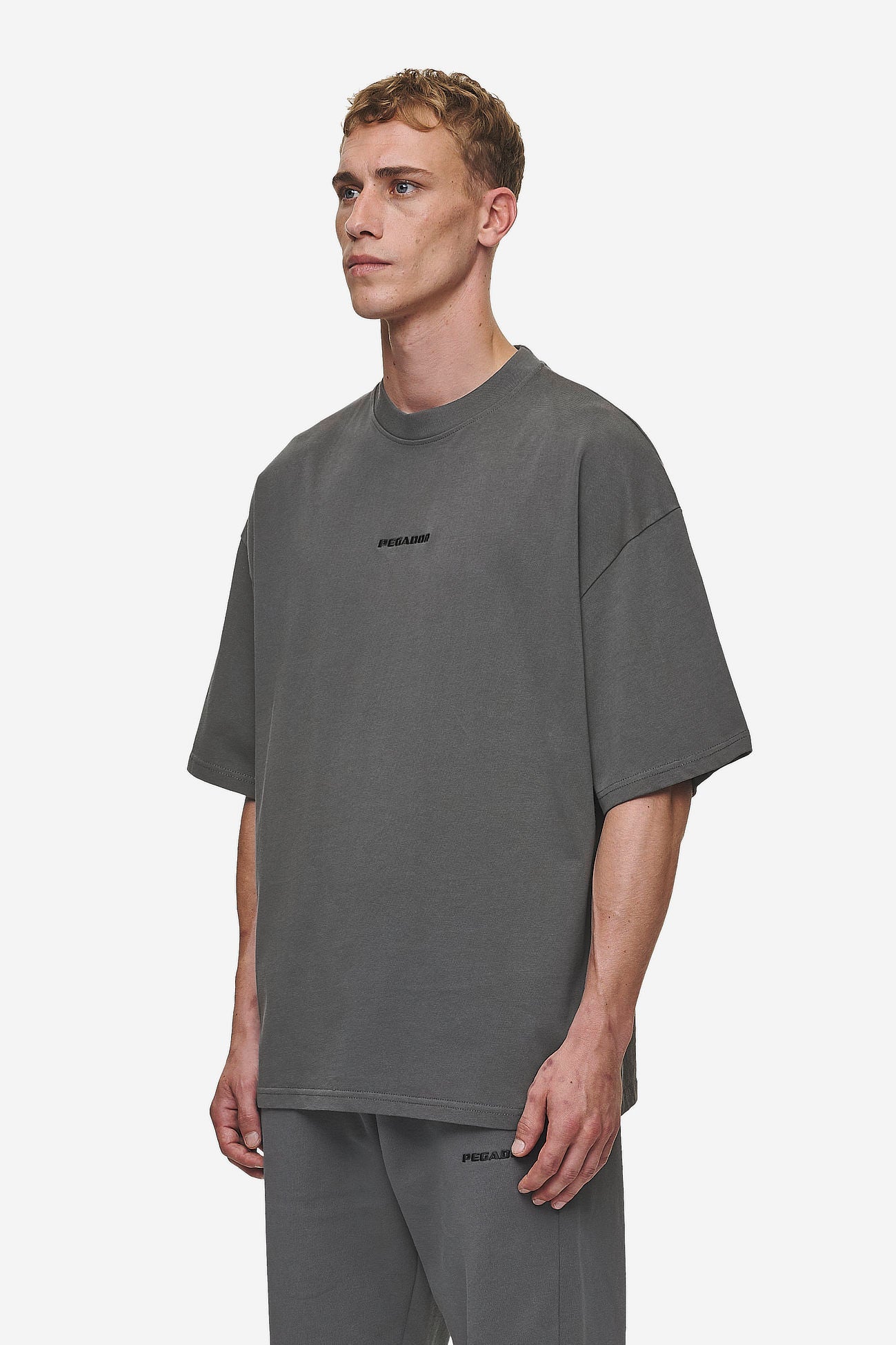 Pegador Logo Boxy Tee Washed Anthracite Seitenansicht aus der Most Alive Kollektion für Herren